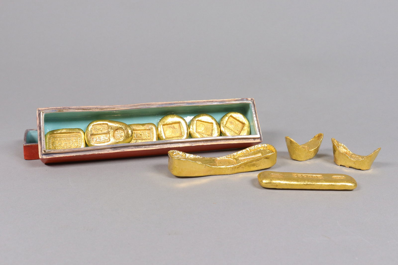 Lots Chinese ingots ungraded: Lots Chinese ingots ungraded. We do not guarantee any grading, material, age, carvings, engravings, age. All sales are final, no return. Please contact us if you have any question before auction. Cond