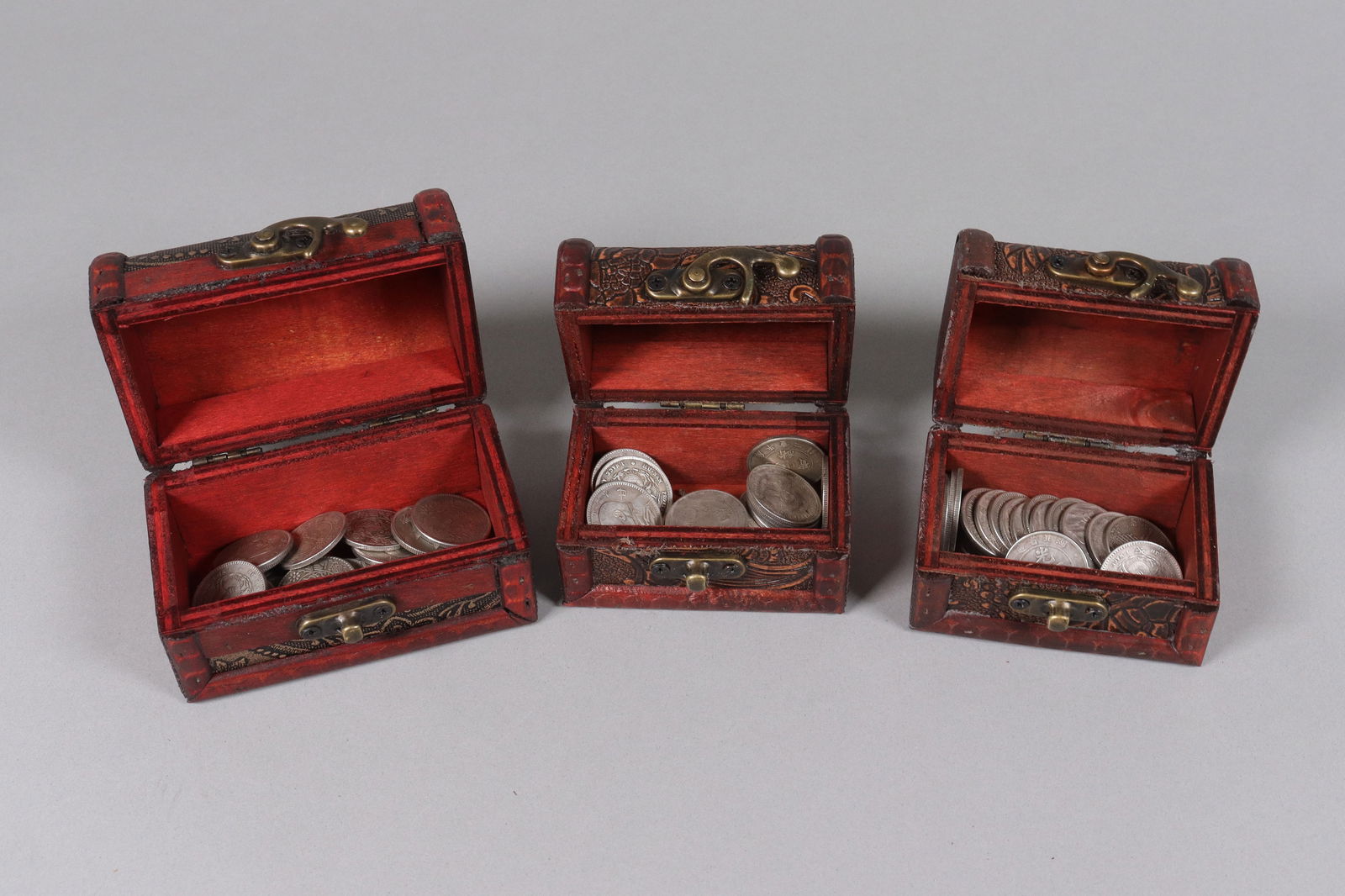 Lots ungraded coins: Lots ungraded coins, we do not guarantee any grading, material, age, letters, description, carvings, engravings. All sales are final, no return. Please contact us if you have any question before