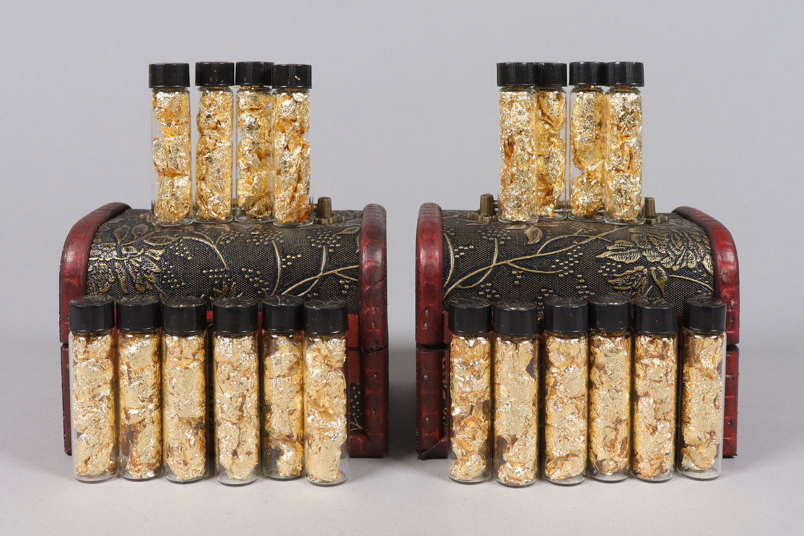 Lots gold flakes ungraded: Lots gold flakes, ungraded. We do not guarantee any, description, engraving, material, and age. All sales are final, no return.