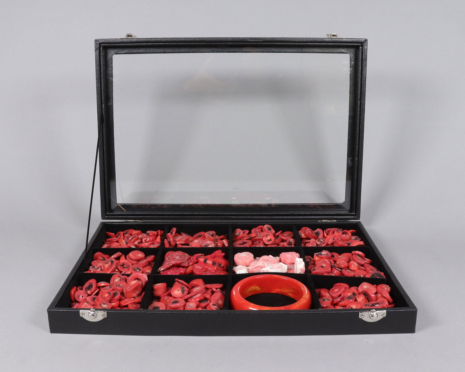 Lots coral pieces in box: Lots coral pieces in box.