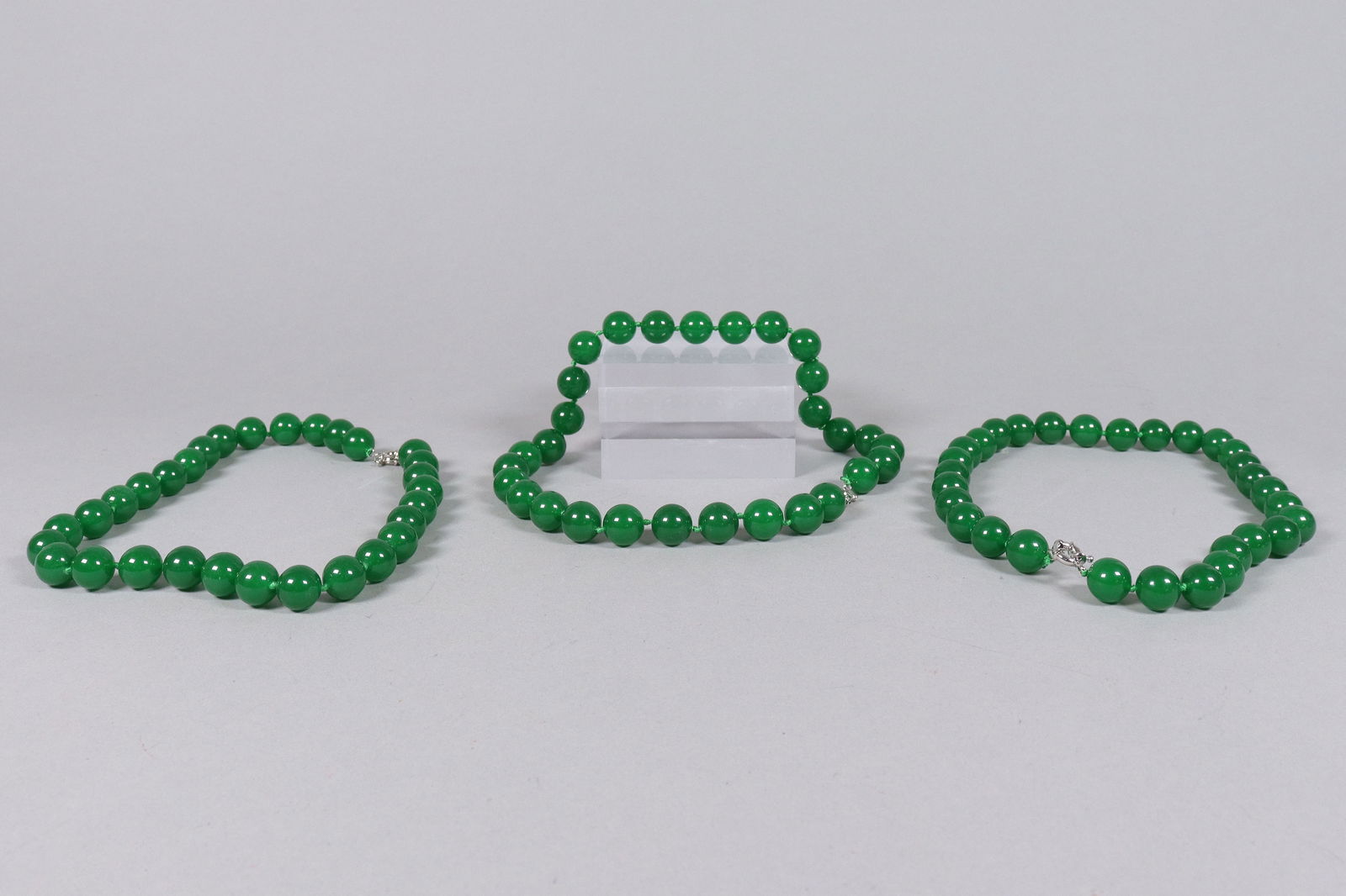 Lots apple green beaded items: Lots apple green beaded items.