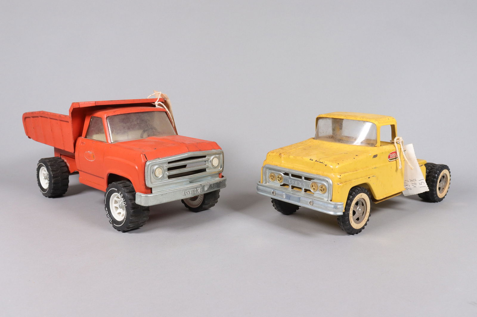 2 vintage metal truck toy: 2 vintage metal truck toy. Largest H: 6.25" x W: 13."
