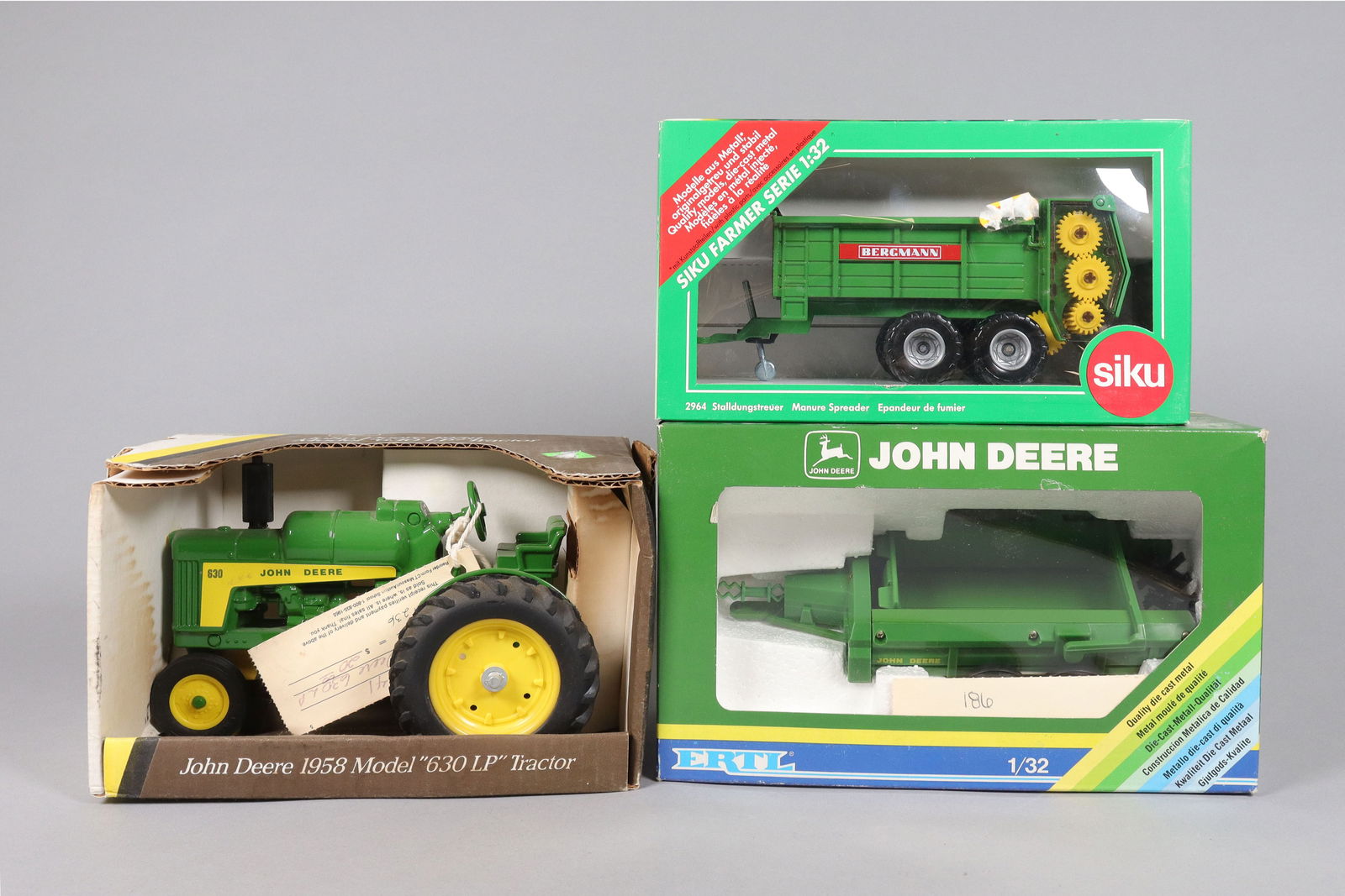 Lots vintage farm truck toy: Lots vintage farm truck toy.