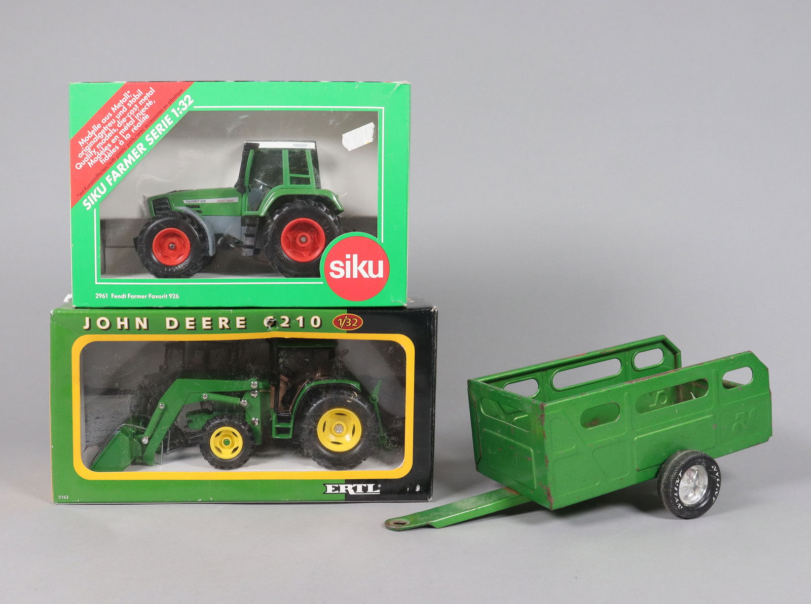 Lots vintage farm truck toy: Lots vintage farm truck toy.