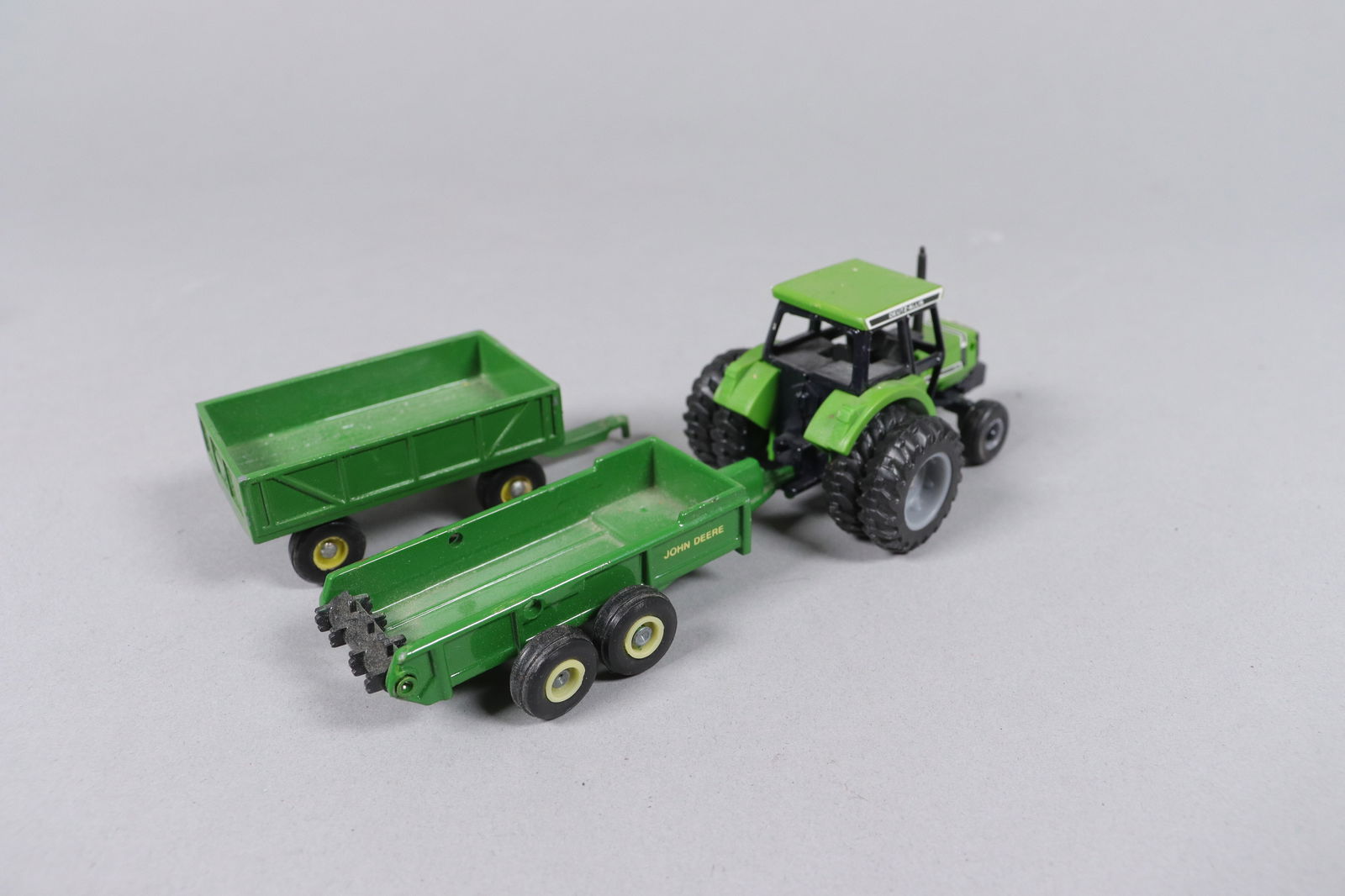 Lots car toy figures - 3