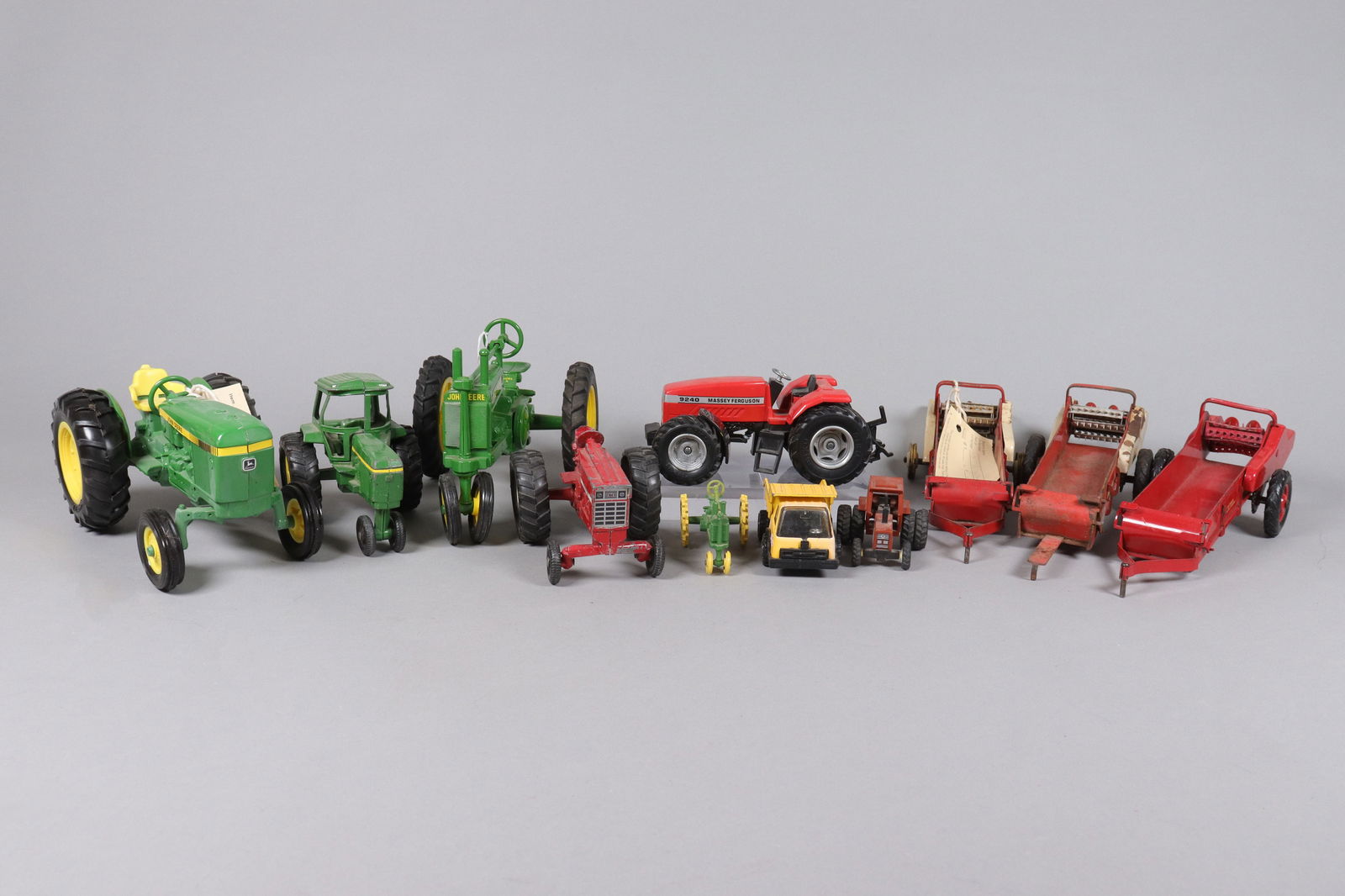 Lots car toy figures: Lots car toy figures.