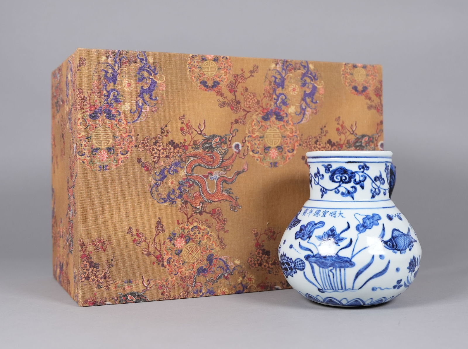 Chinese fine b/w jar with box: Chinese fine blue and white porcelain jar with heavy silk box. H: 5.6" x W: 5.5."