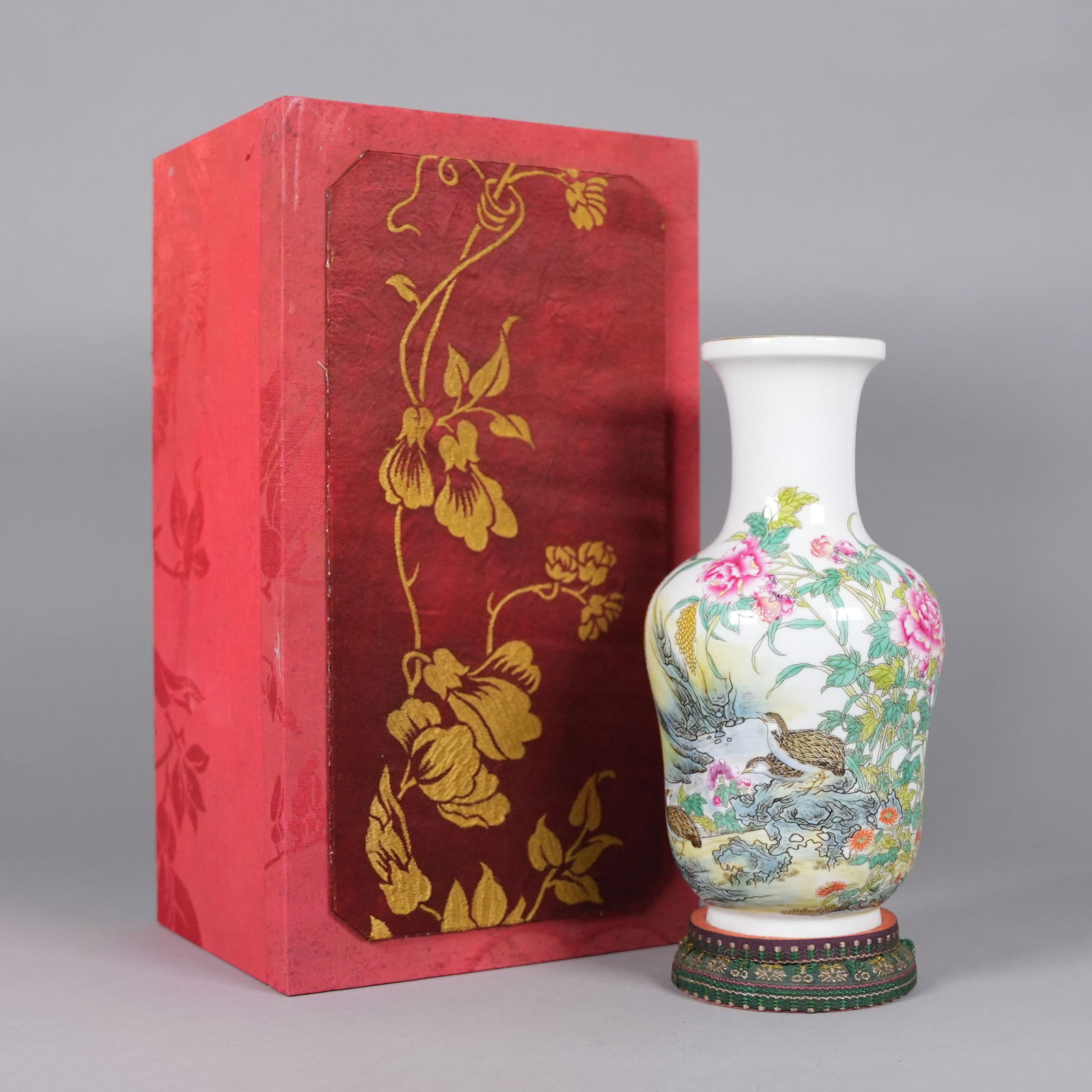 Chinese famille rose vase with silk box: chinese fine famille rose vase with heavy silk box. H: 9.5" x W: 4.9."