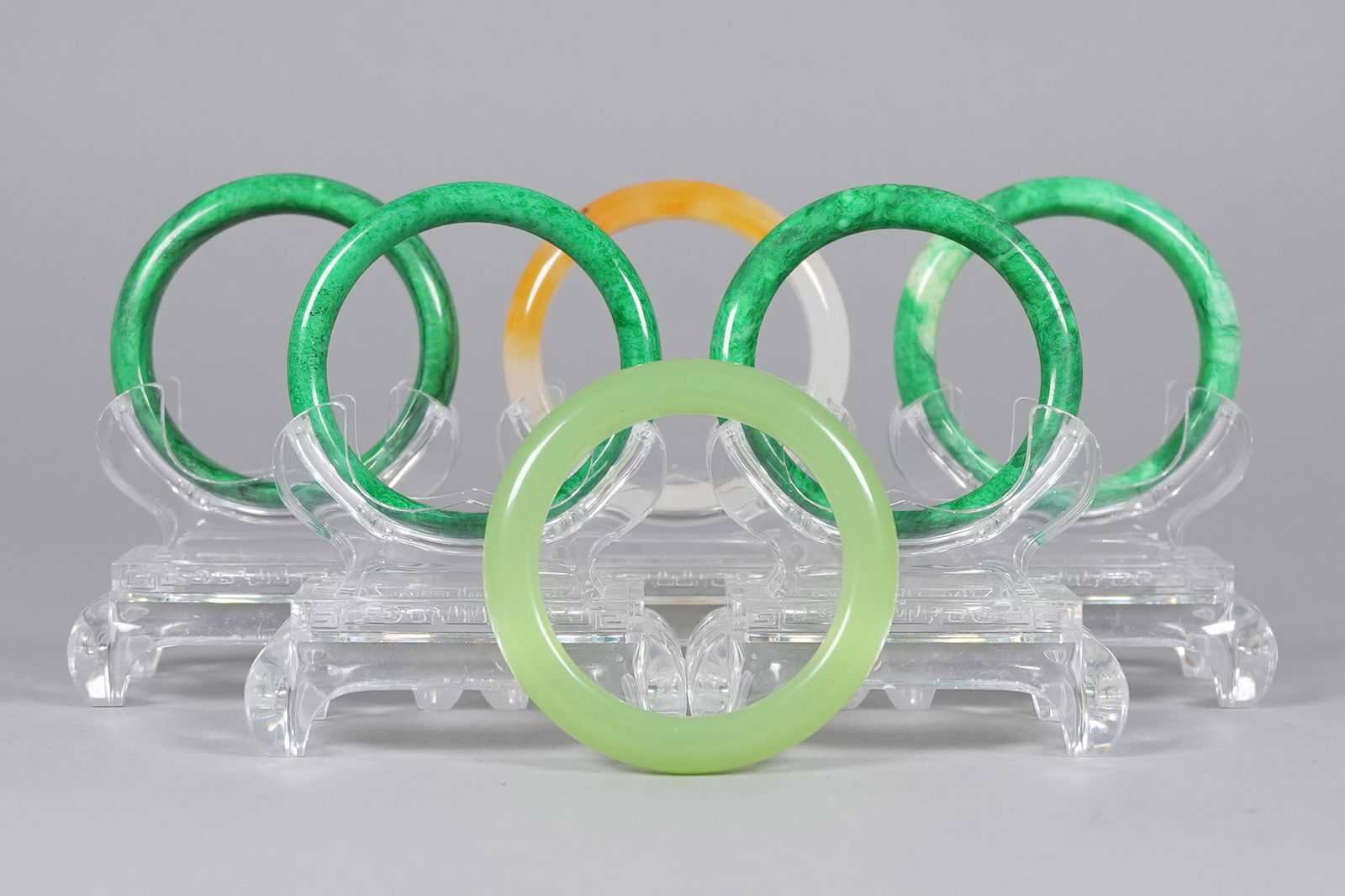 Lots Chinese fine bangles: Lots Chinese fine bangles.