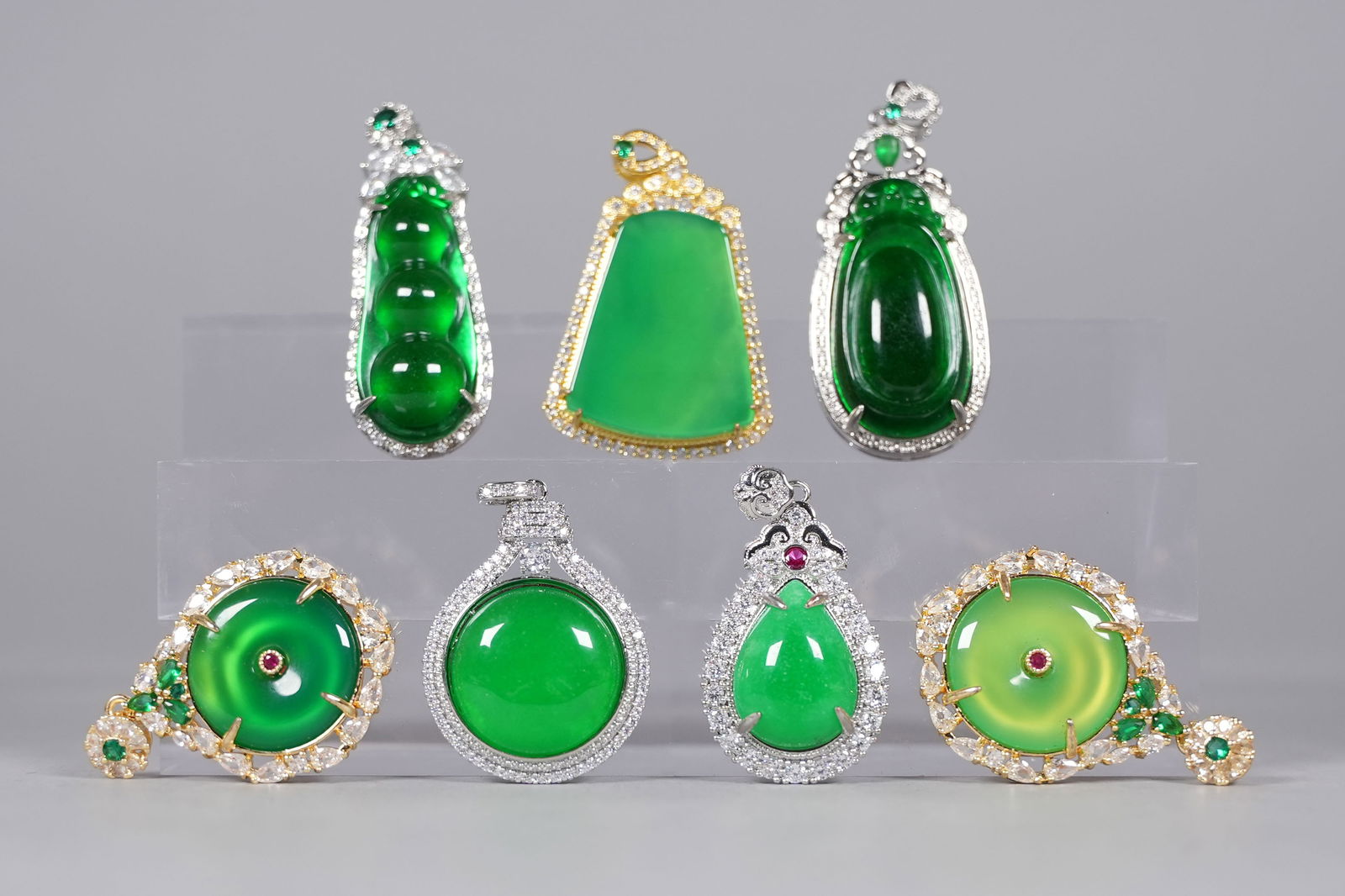 Lots Chinese apple green pendants: Lots Chinese apple green pendants.