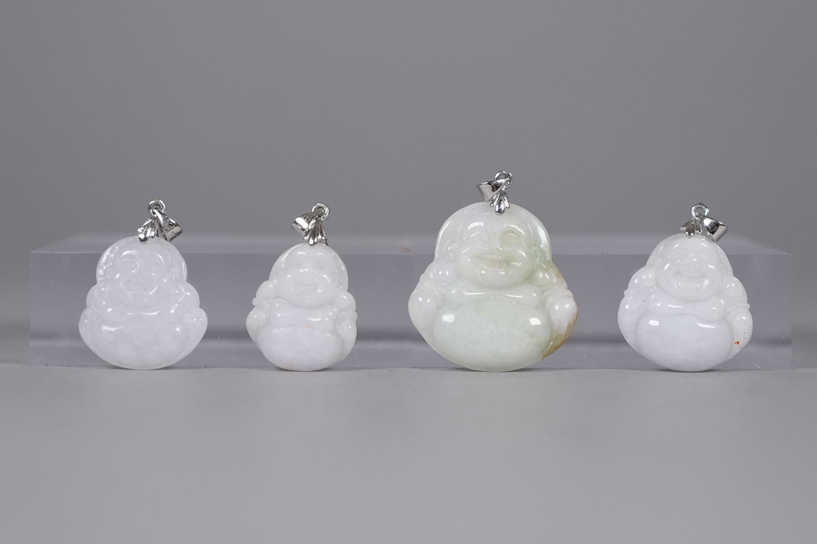 Lots Chinese fine jadeite pendants: Lots Chinese fine jadeite pendants.