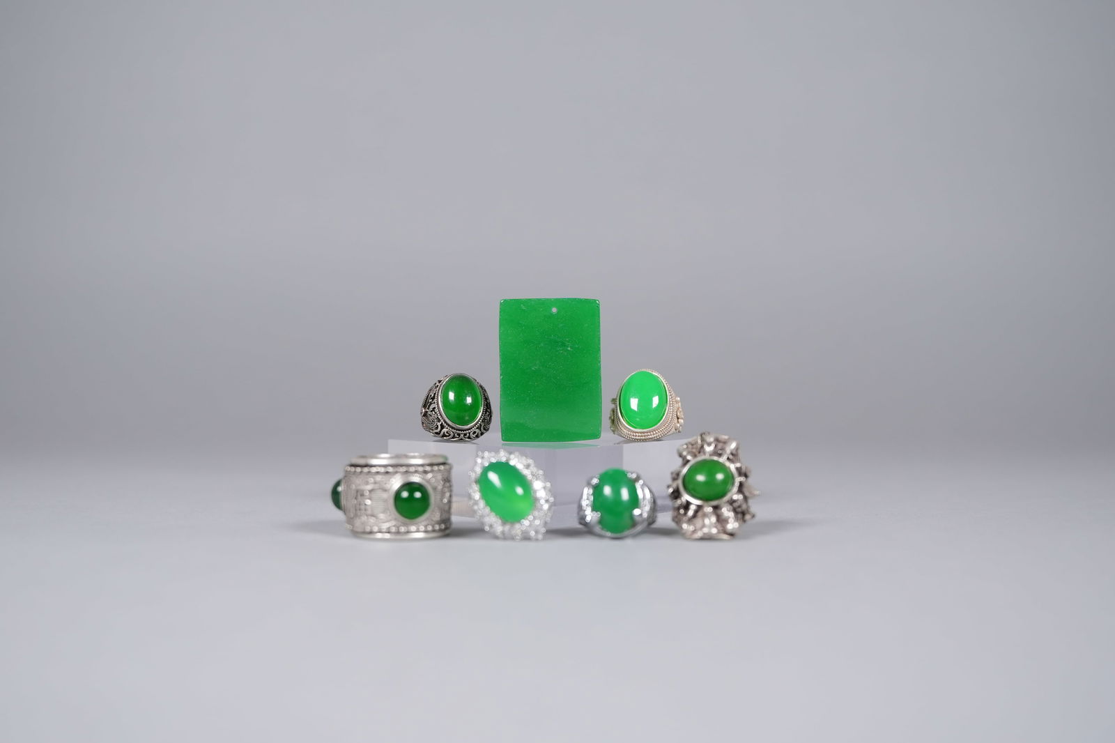 Lots Chinese apple green items: Lots Chinese apple green fine items.