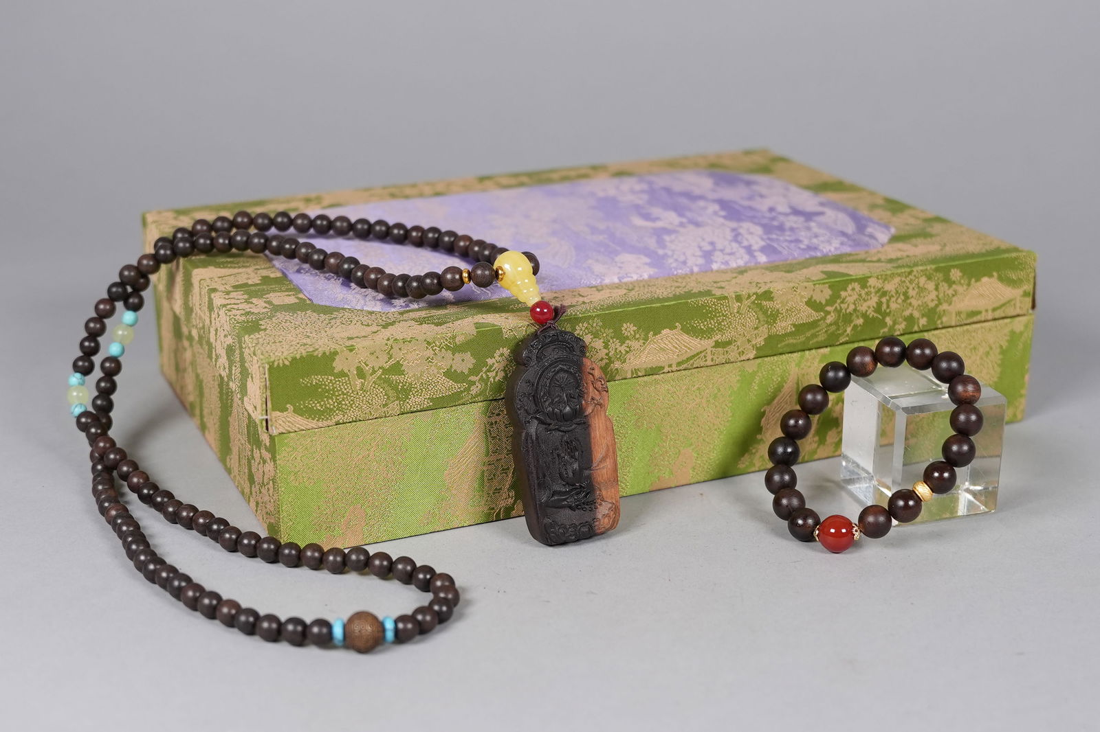 Lots Chinese beaded items: Lots Chinese beaded items.