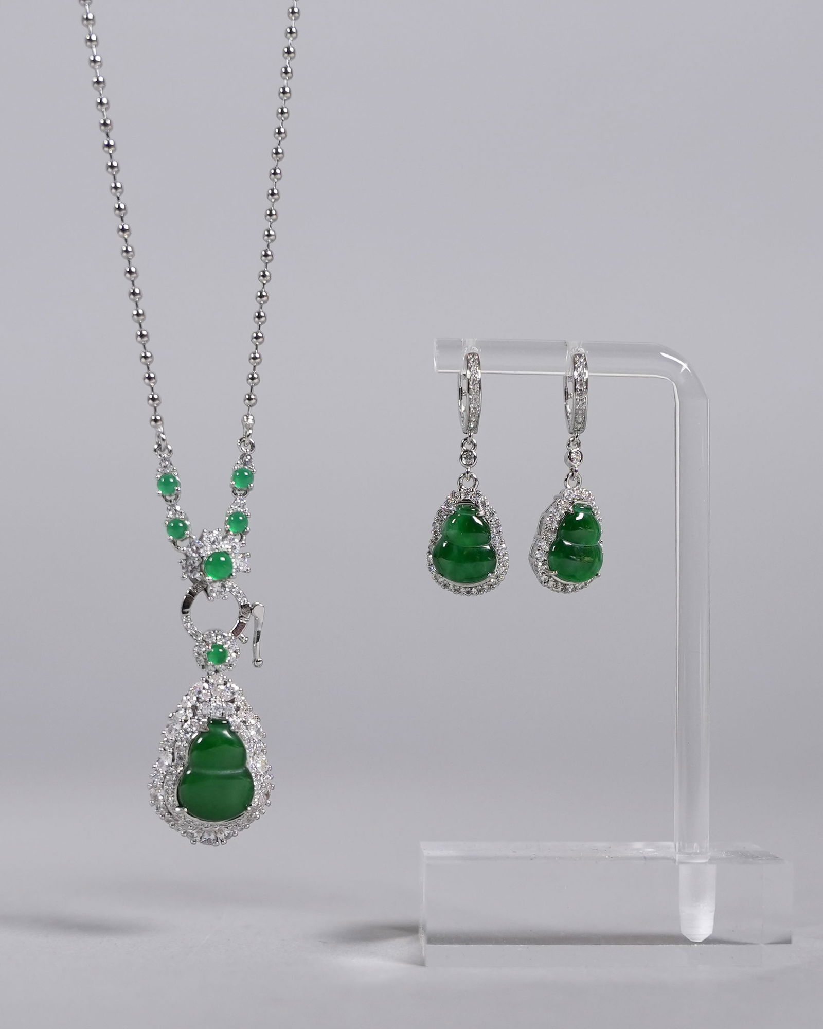 Lots Chinese jadeite fine items: Lots Chinese natural jadeite fine items.