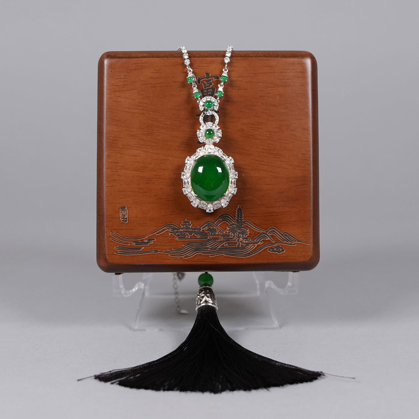 Chinese fine large jadeite necklace: Chinese fine large natural jadeite necklace.