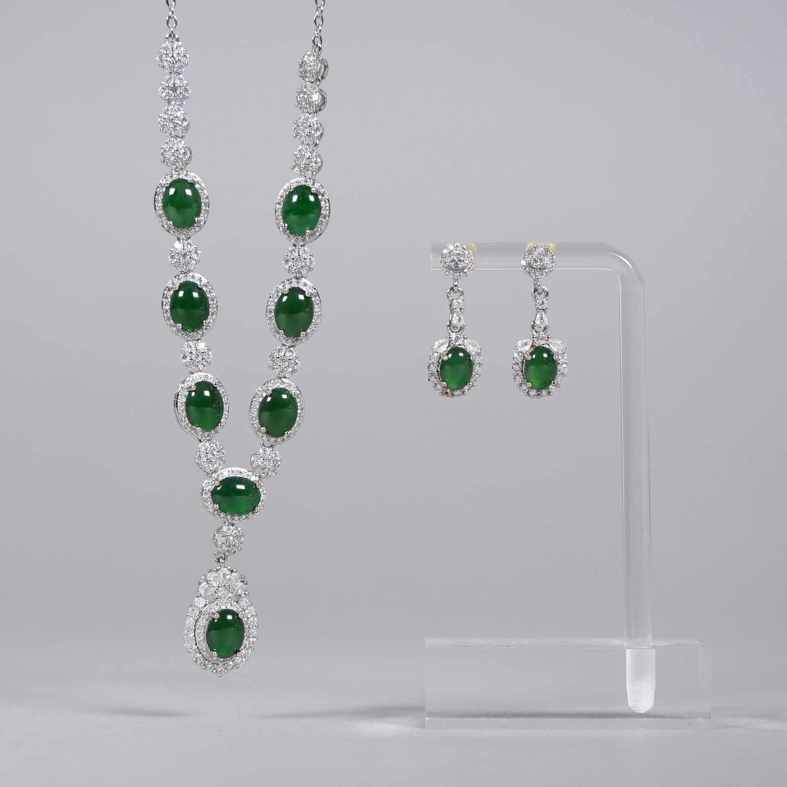 Lots Chinese natural jadeite jewelry: Lots Chinese natural jadeite jewelry.
