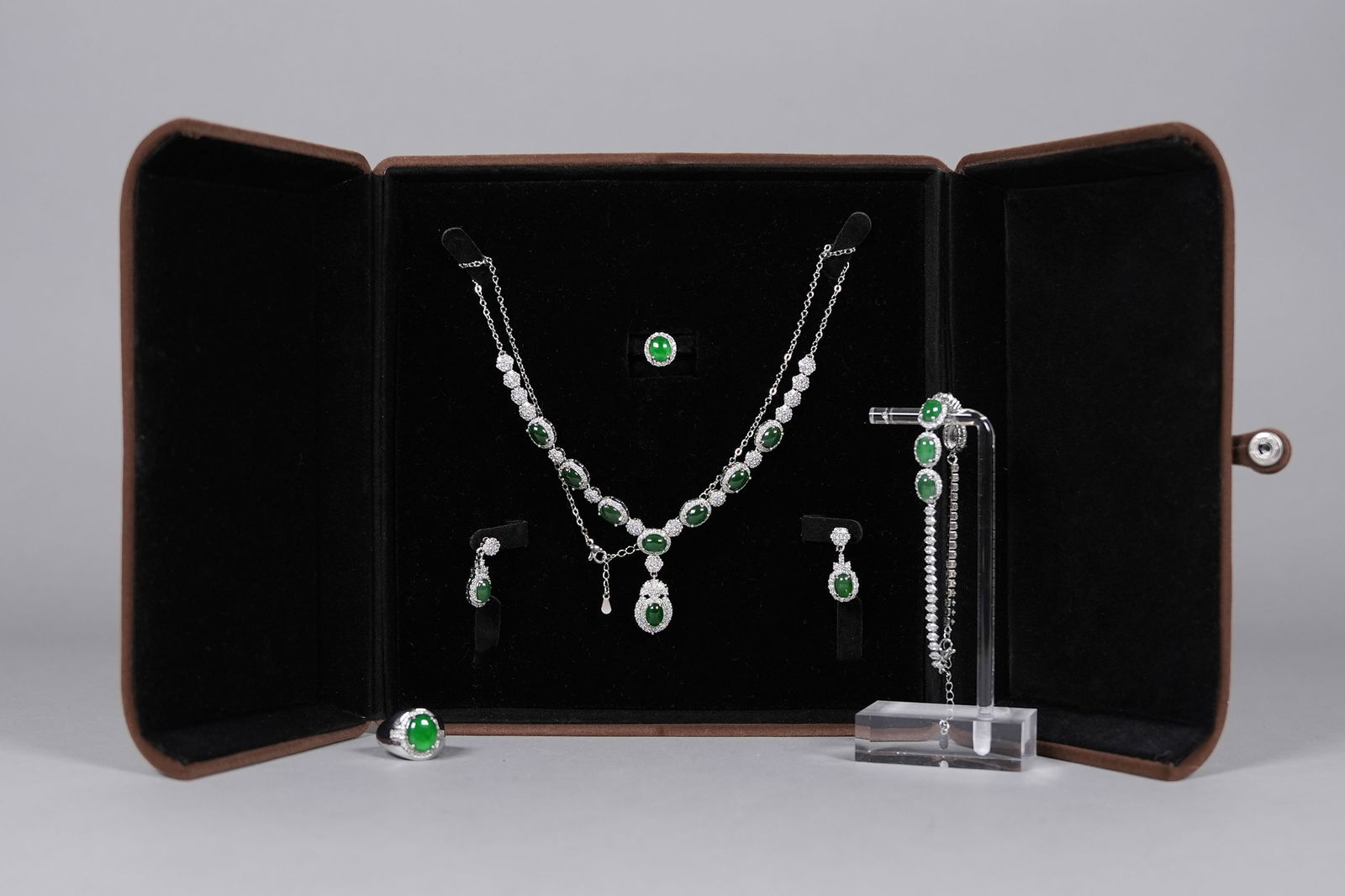 Lots Chinese natural jadeite jewelry: Lots Chinese natural jadeite jewelry.