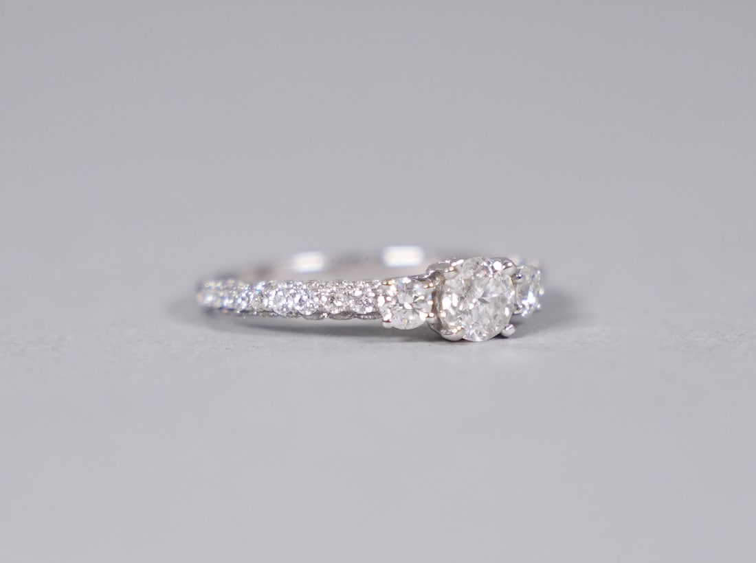 18 kt w/g diamond ring US size 6.9 (1 of 9)