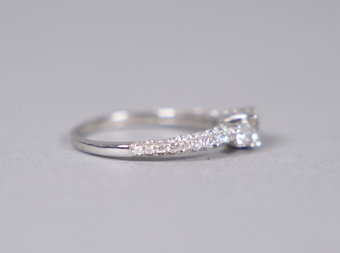 18 kt w/g diamond ring US size 6.9 - 3
