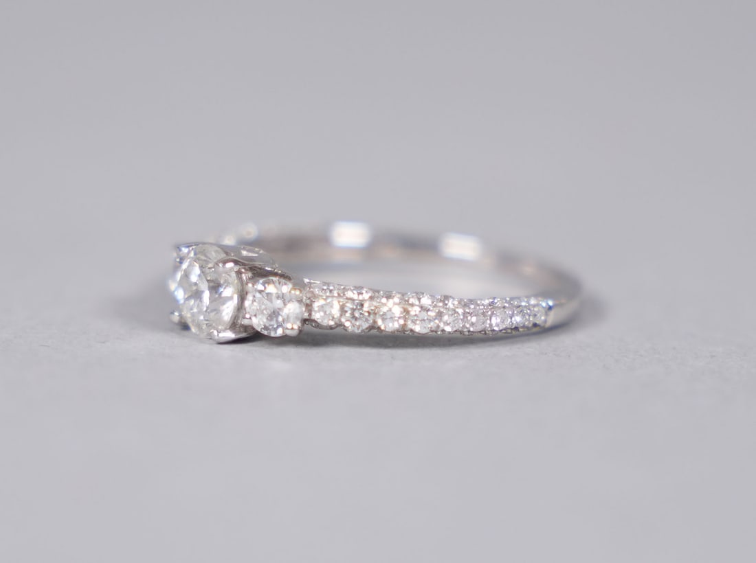 18 kt w/g diamond ring US size 6.9 - 5