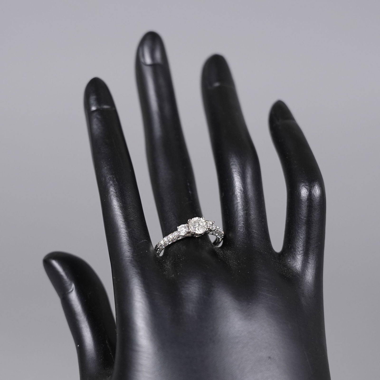 18 kt w/g diamond ring US size 6.9 - 6