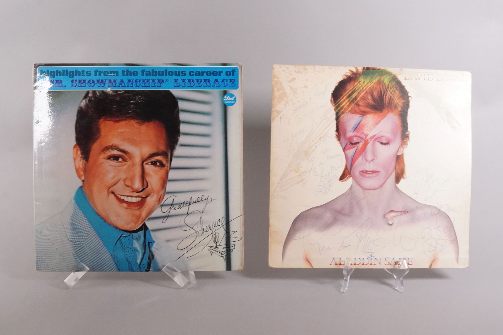 2 vintage signed vinyl David Bowie: 2 vintage signed vinyl, one was signed by David Bowie.