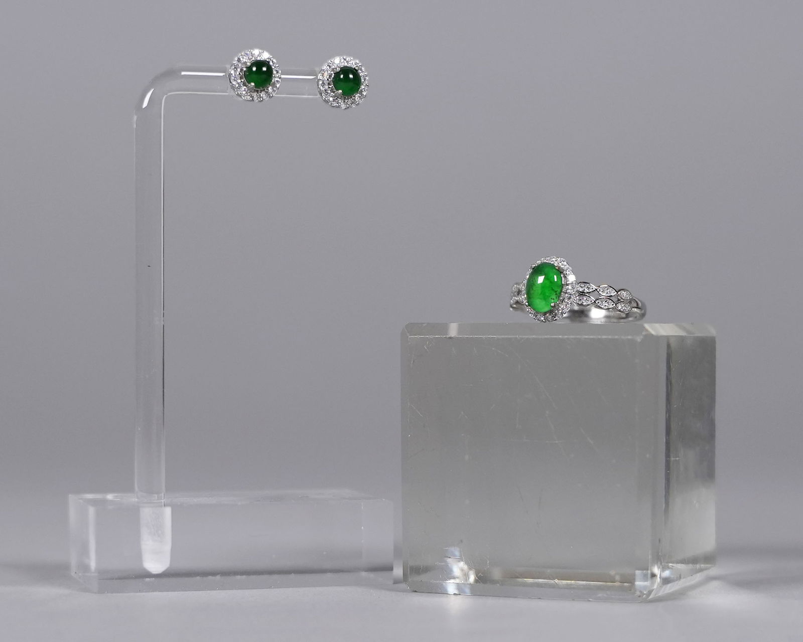 Set of natural jadeite jewelry: Set of natural apple green jadiete jewelry.