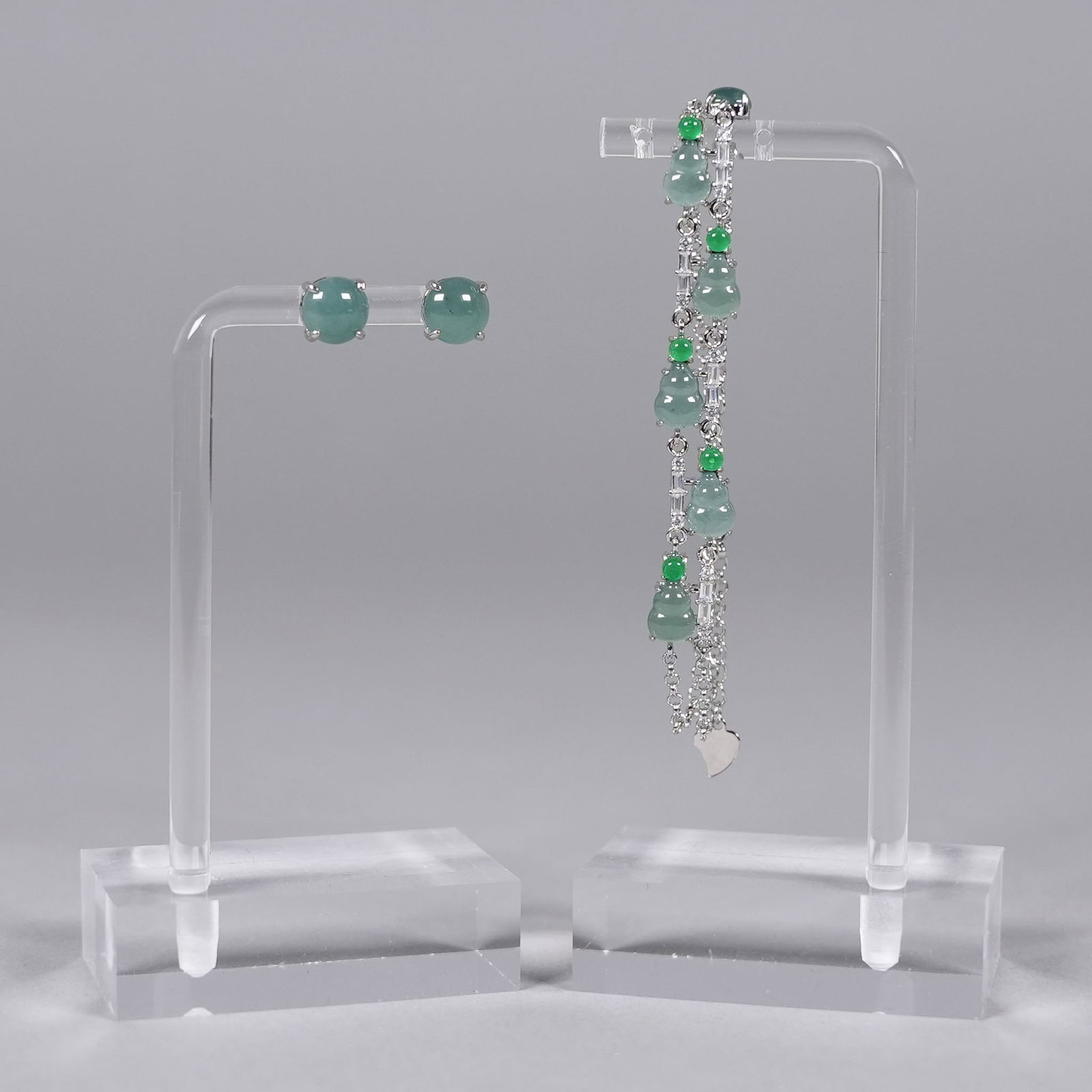 Set of natural jadeite jewelry: Set of natural apple green jadiete jewelry.