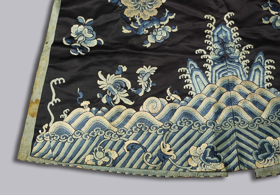 Chinese antique silk rob - 11