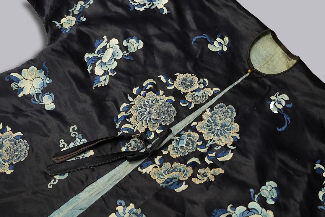 Chinese antique silk rob - 3
