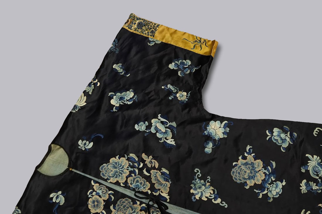 Chinese antique silk rob - 4