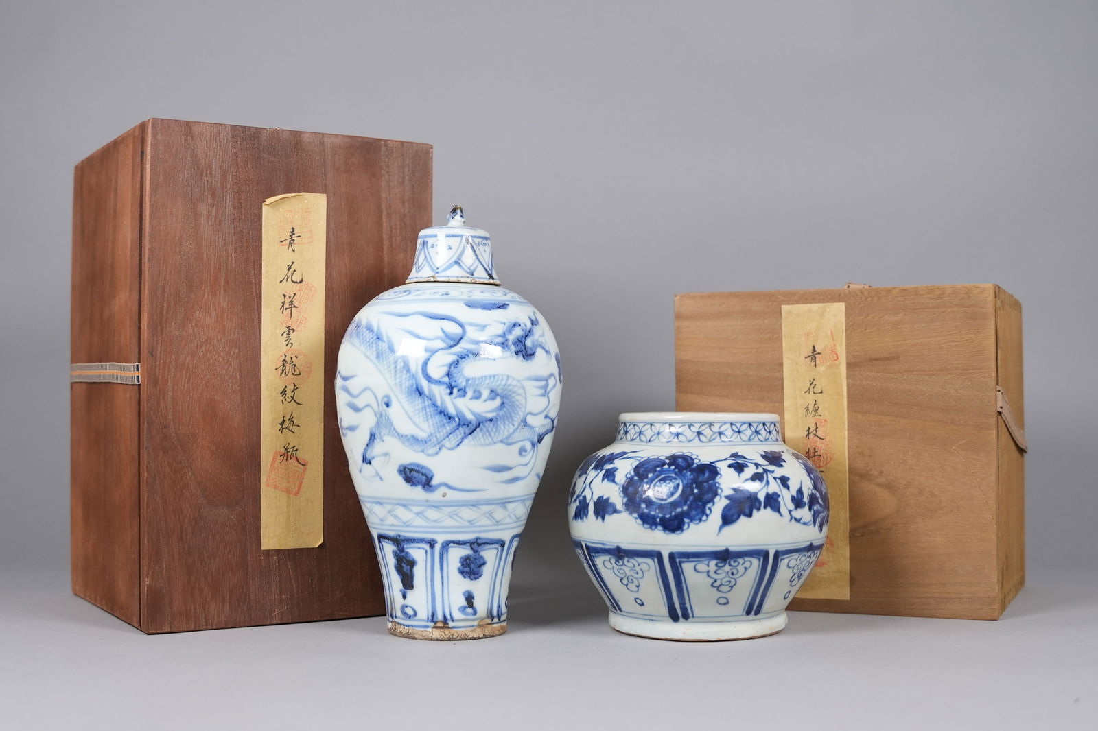 2 Chinese b/w vase with wooden box: 2 Chinese fine blue and white vase with wooden box. Largest H: 10.5" x W: 6."