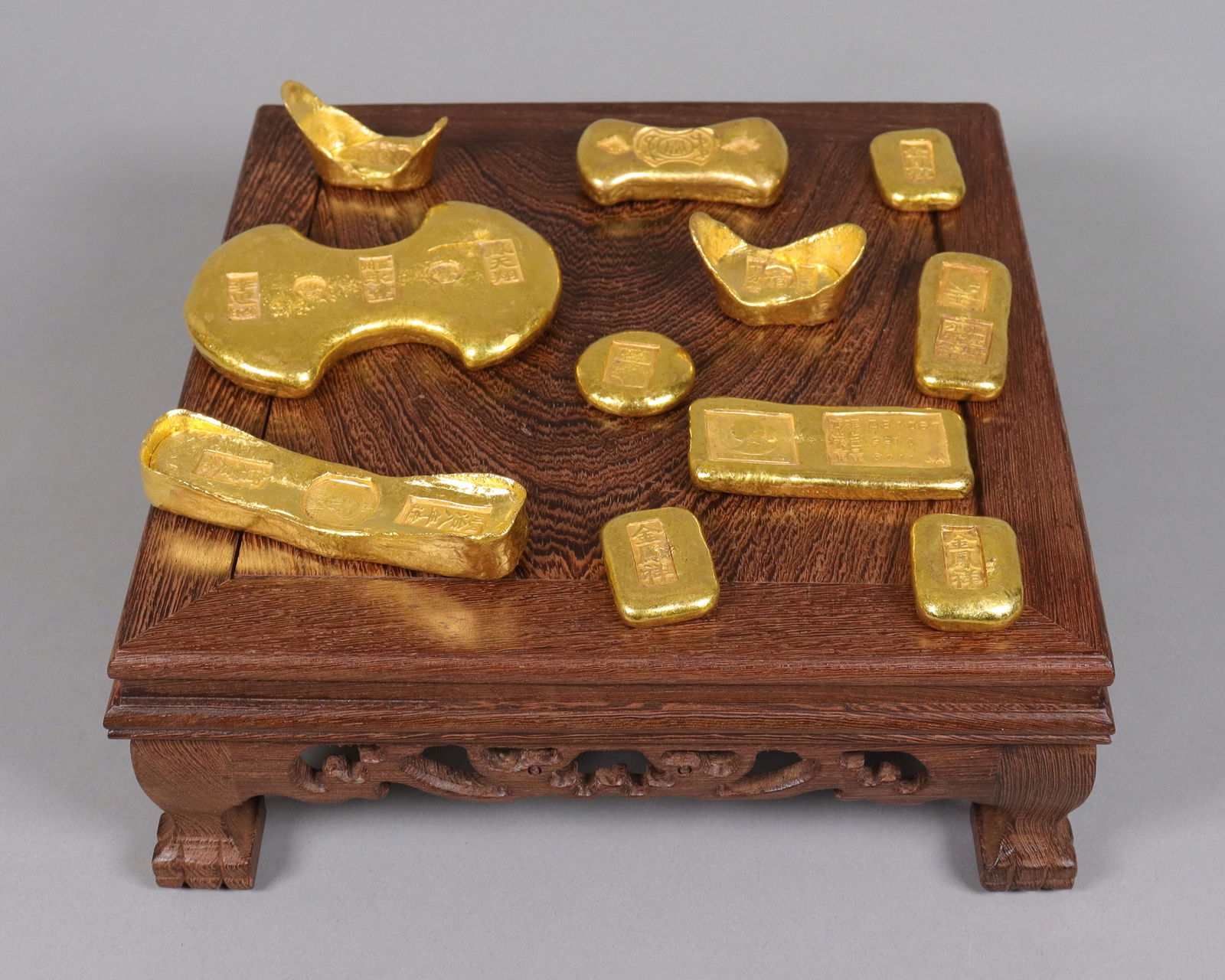 Lots Chinese ingots ungraded: Lots Chinese ingots ungraded. We do not guarantee any grading, material, age, carvings, engravings, age. All sales are final, no return. Please contact us if you have any question before auction. Cond