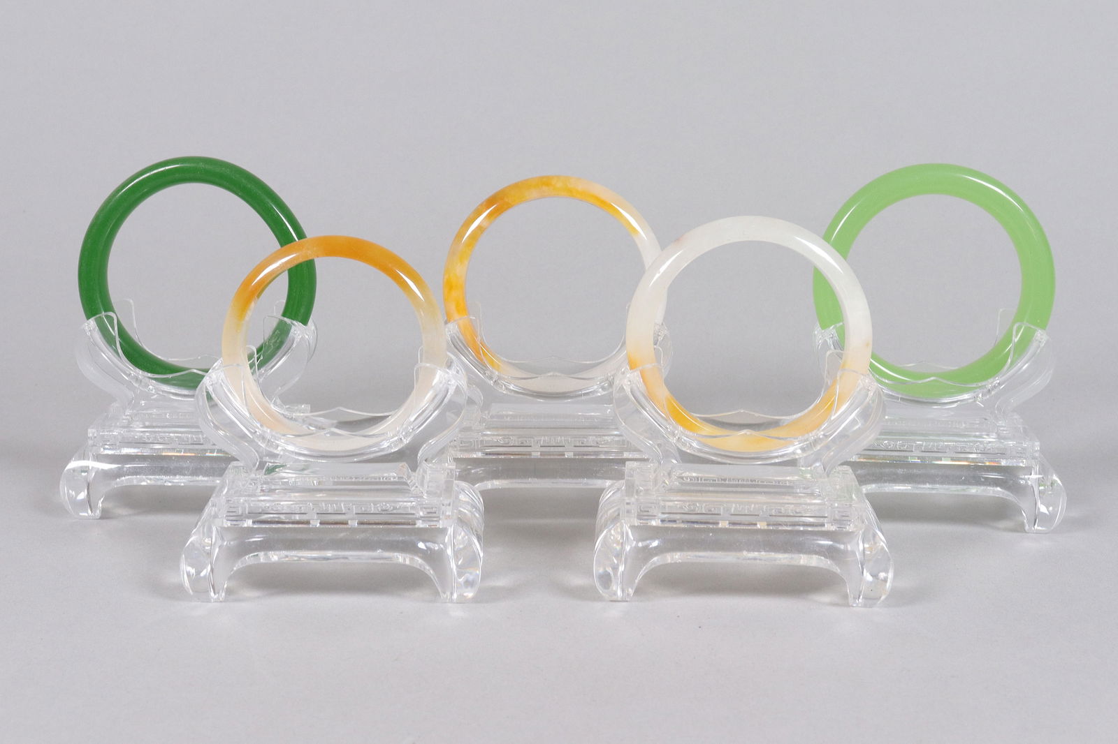 Lots Chinese fine bangles: Lots Chinese fine bangles.