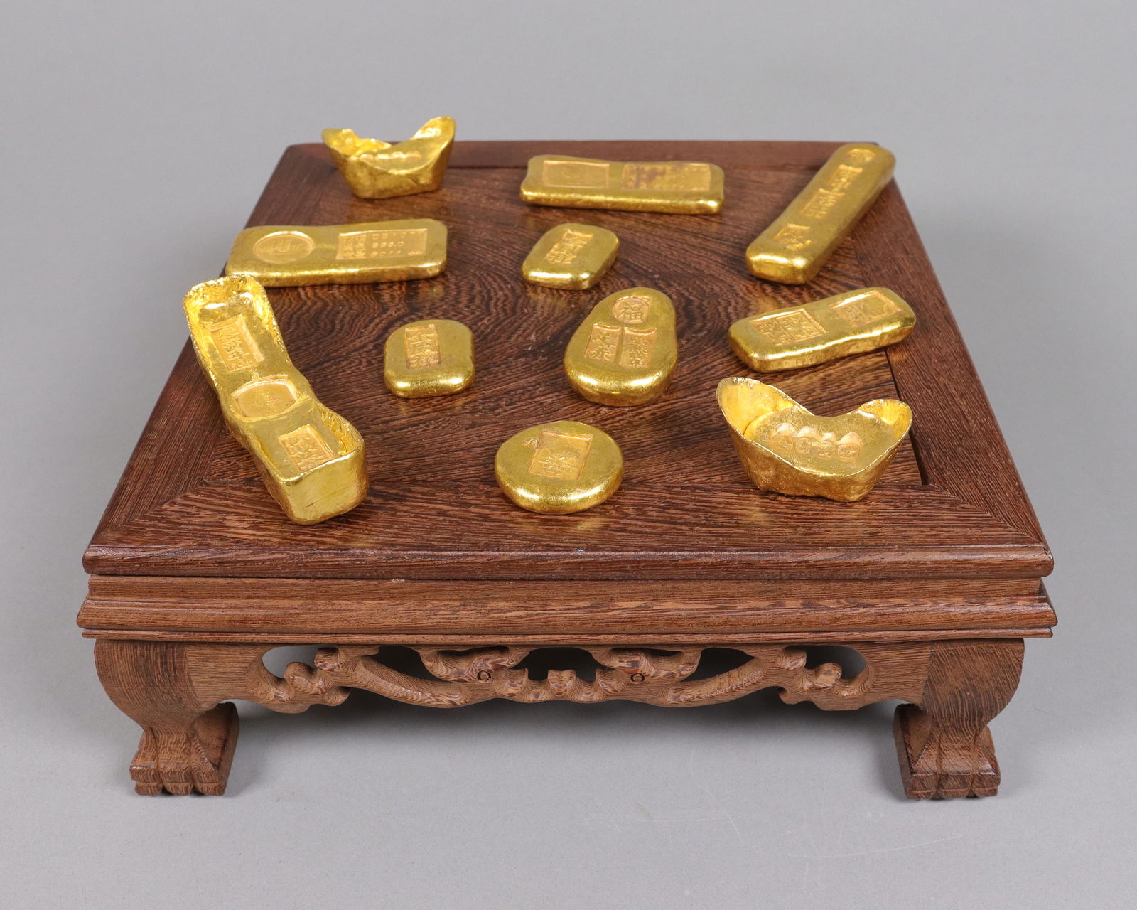 Lots Chinese ingots ungraded: Lots Chinese ingots ungraded. We do not guarantee any grading, material, age, carvings, engravings, age. All sales are final, no return. Please contact us if you have any question before auction.