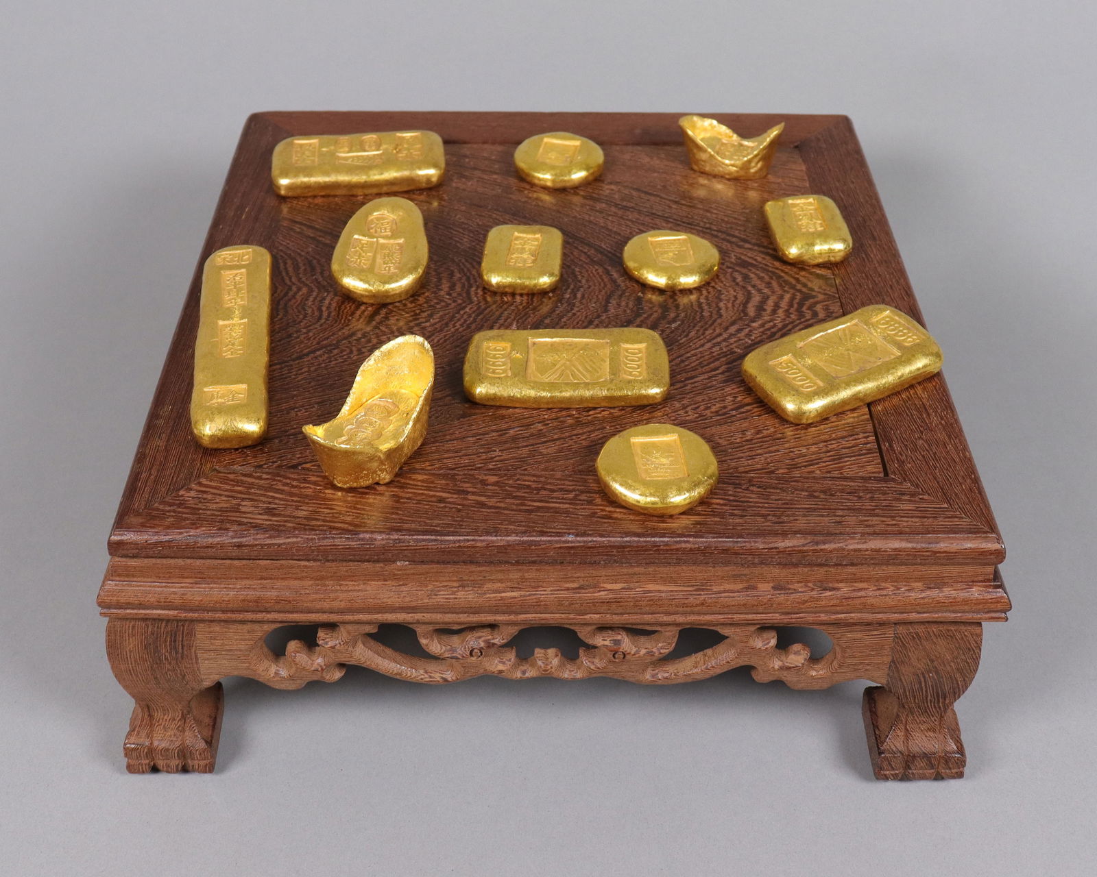 Lots Chinese ingots ungraded: Lots Chinese ingots ungraded. We do not guarantee any grading, material, age, carvings, engravings, age. All sales are final, no return. Please contact us if you have any question before auction. Cond