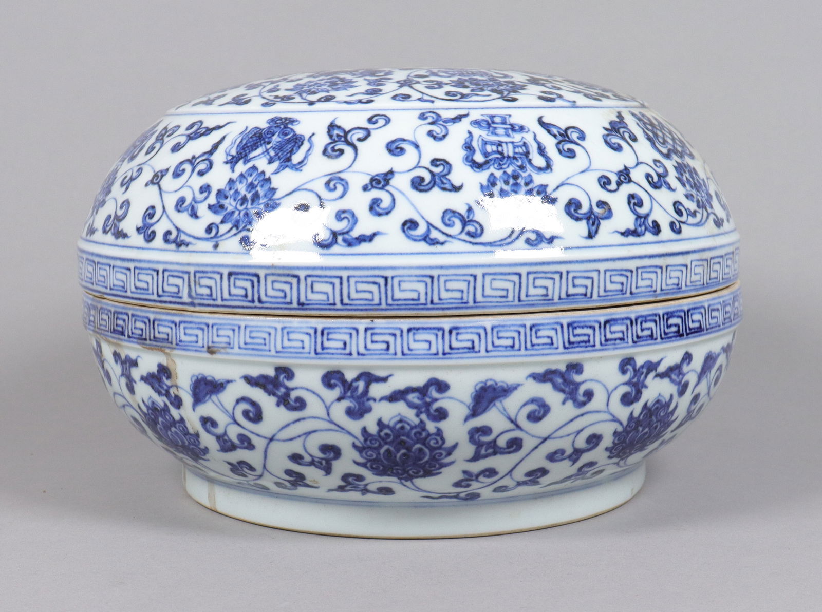 Chinese fine b/w lidded box: Chinese fine blue and white lidded box. H: 6.25" x W: 10."
