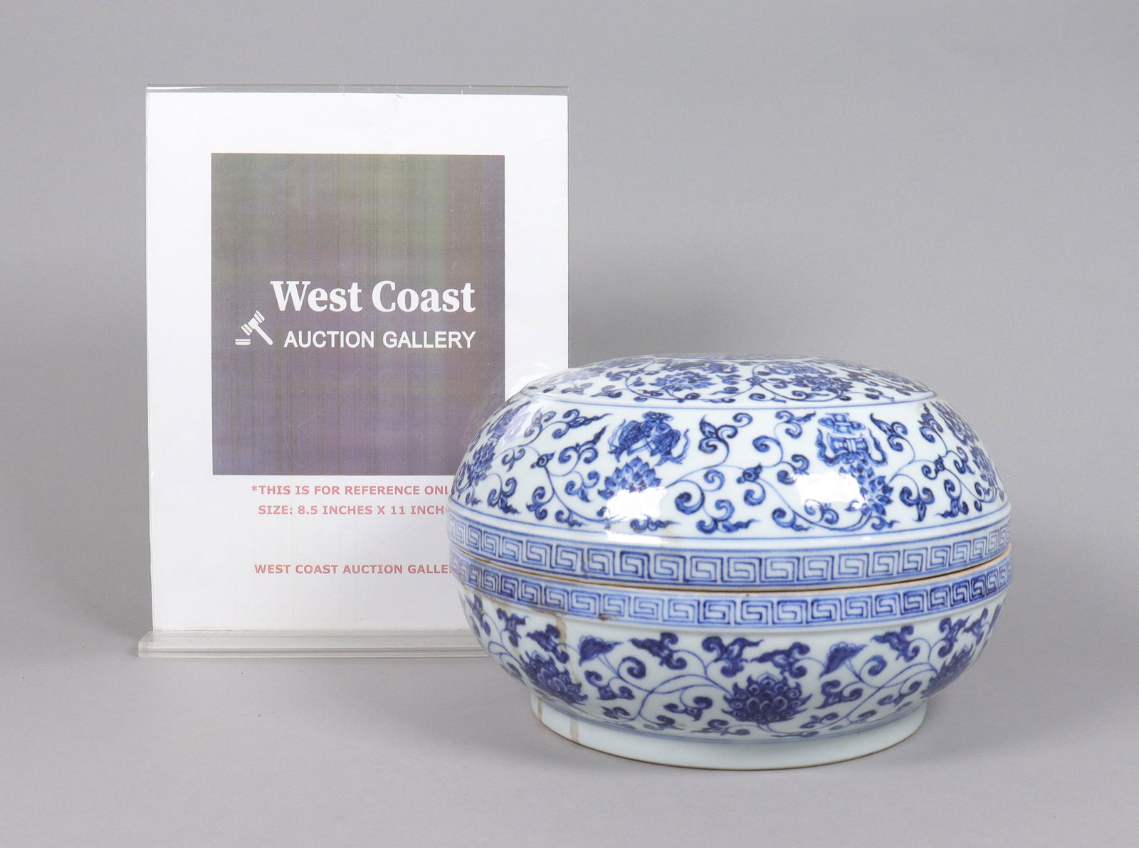 Chinese fine b/w lidded box - 2