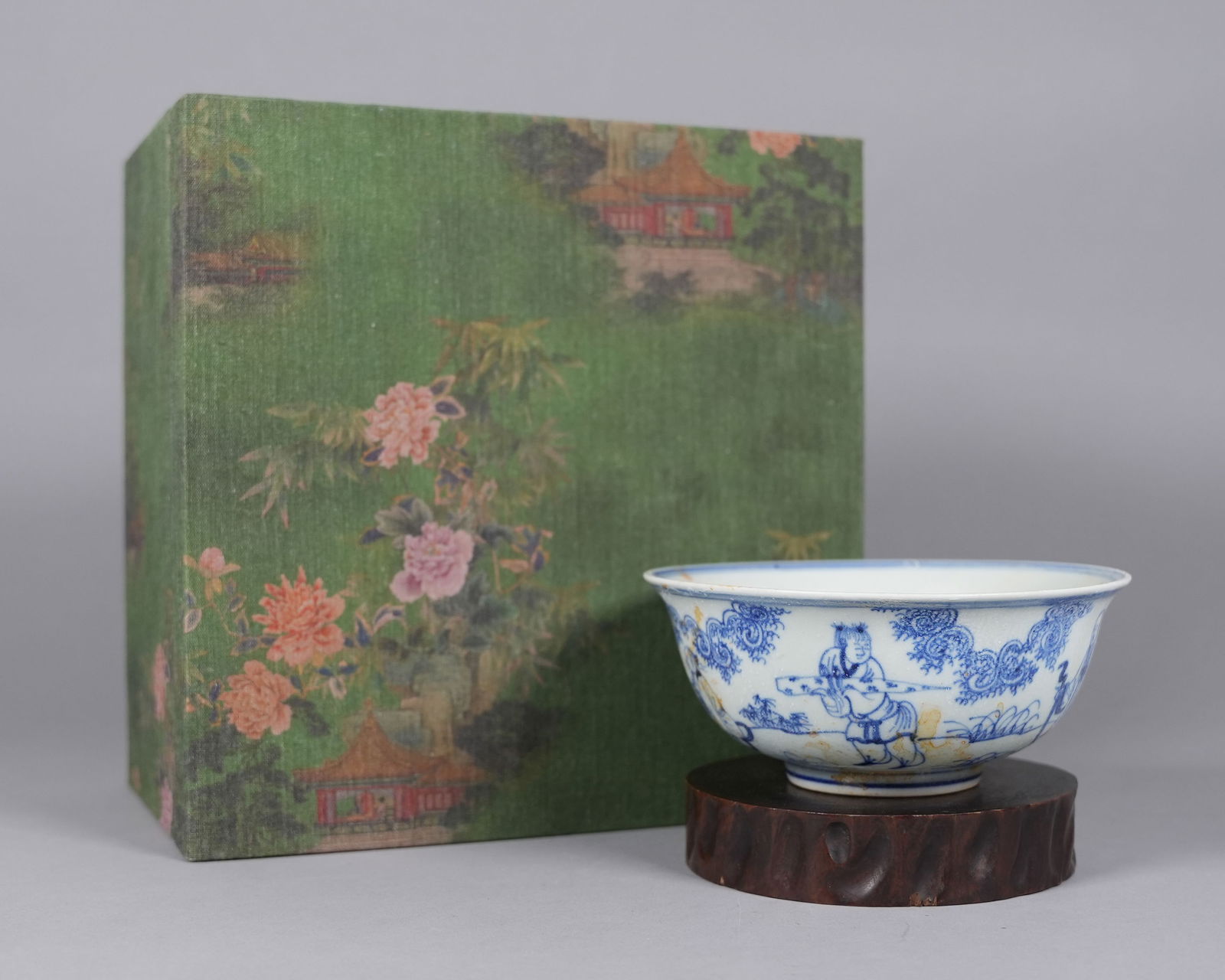 Chinese large b/w bowl with silk box: Chinese large blue and white bowl with heavy silk box. H: 2.7" x W: 6.4."