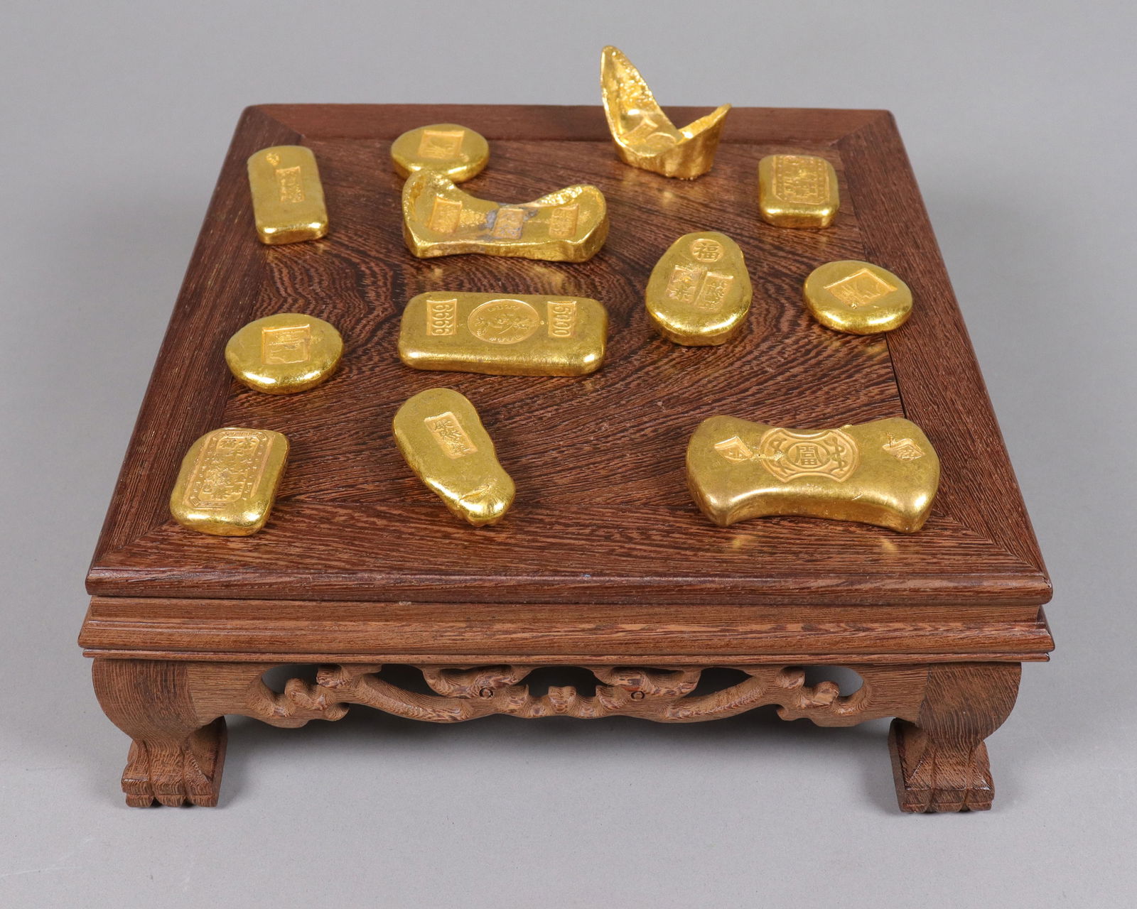 Lots Chinese ingots ungraded: Lots Chinese ingots ungraded. We do not guarantee any grading, material, age, carvings, engravings, age. All sales are final, no return. Please contact us if you have any question before auction.