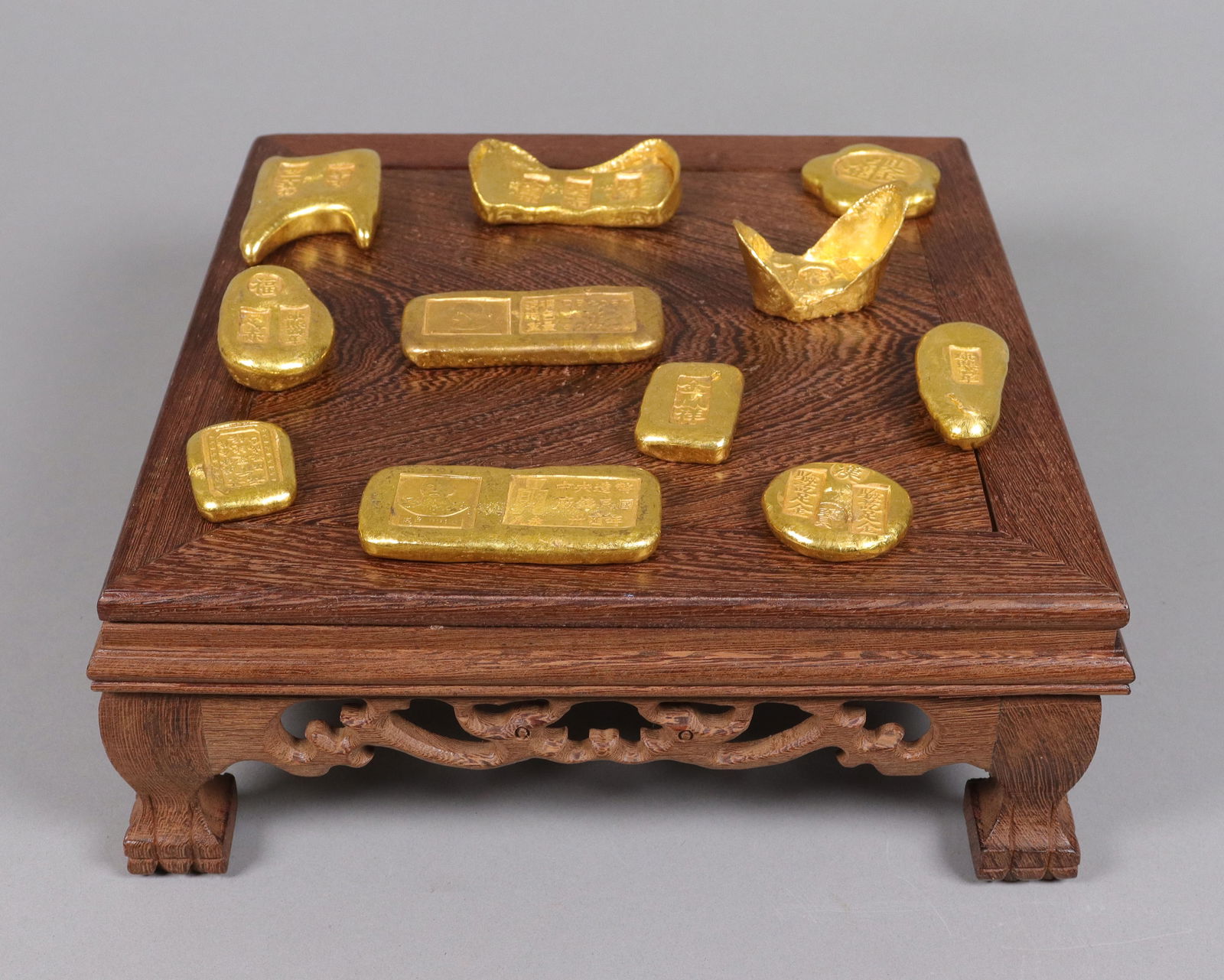 Lots Chinese ingots ungraded: Lots Chinese ingots ungraded. We do not guarantee any grading, material, age, carvings, engravings, age. All sales are final, no return. Please contact us if you have any question before auction. Cond