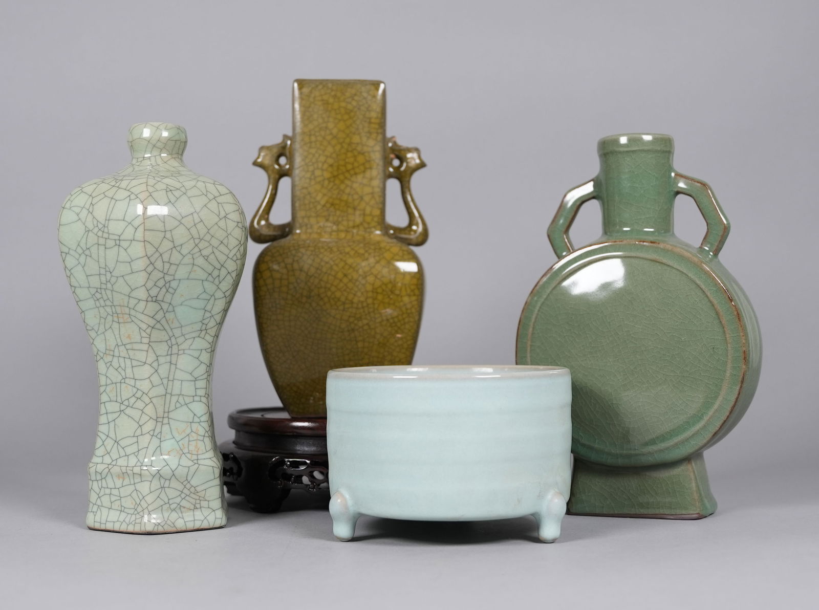 Lots Chinese porcelains: Lots Chinese fine porcelains, largest H: 9" x W: 5.5."