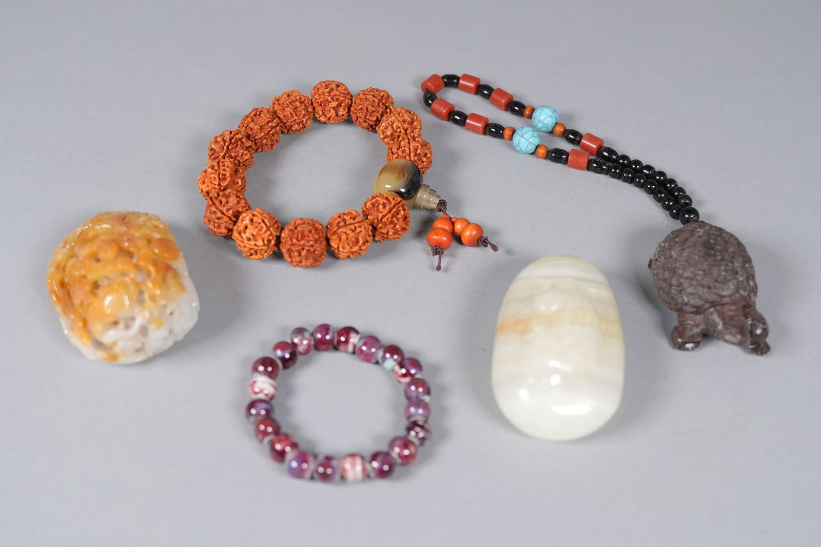 Lots Chinese fine carvings: Lots Chinese fine carvings, some are jadeite.