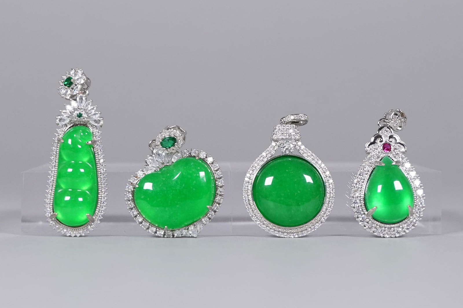 Lots Chinese apple green pendants: Lots Chinese apple green pendants.
