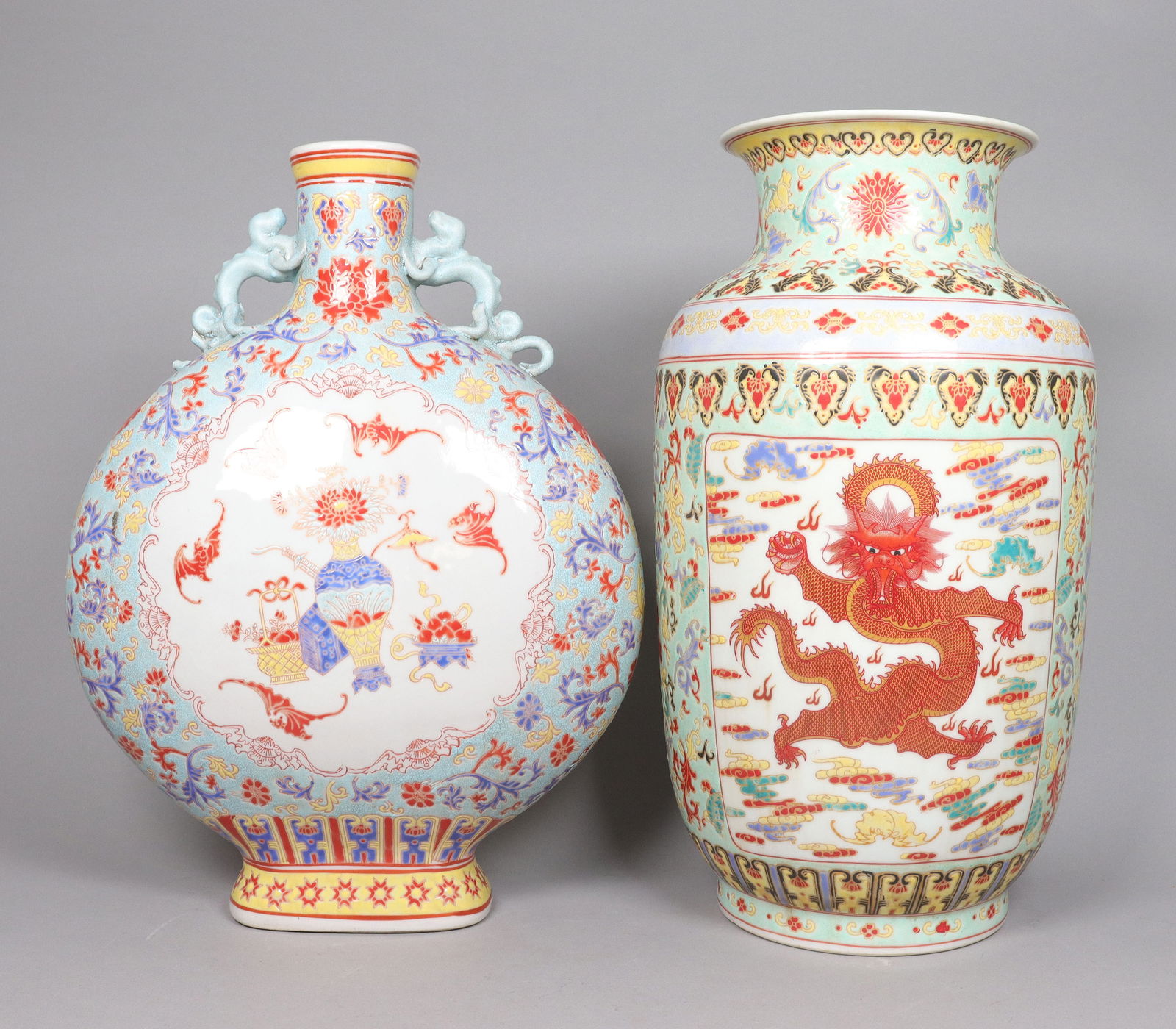 Lots Chinese massive vase: Lots Chinese massive vase, largest H: 16" x W: 12.5."