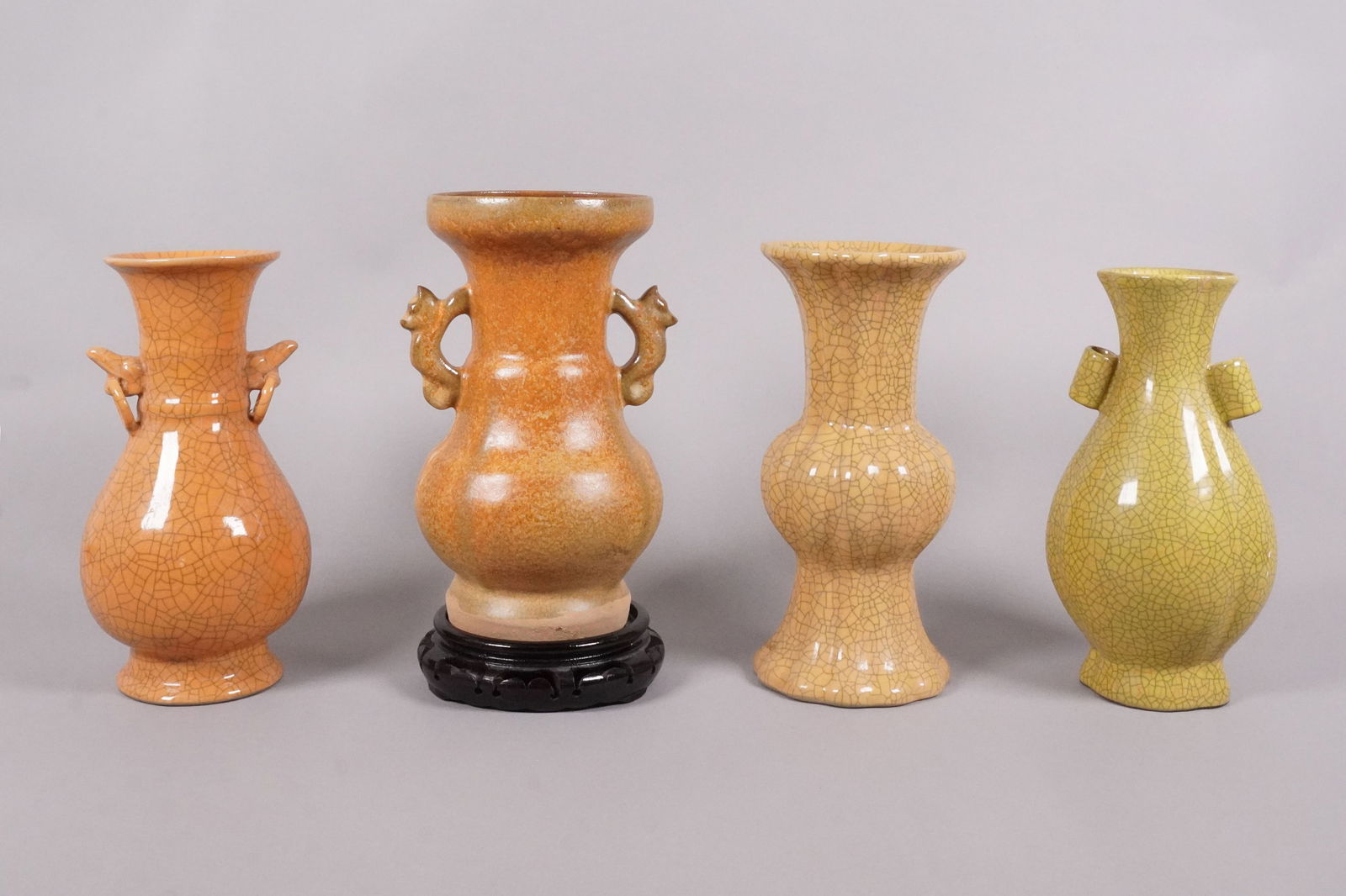 Lots Chinese fine ceramics: Lots Chinese fine ceramics, largest H: 9.5" x W: 5.5."