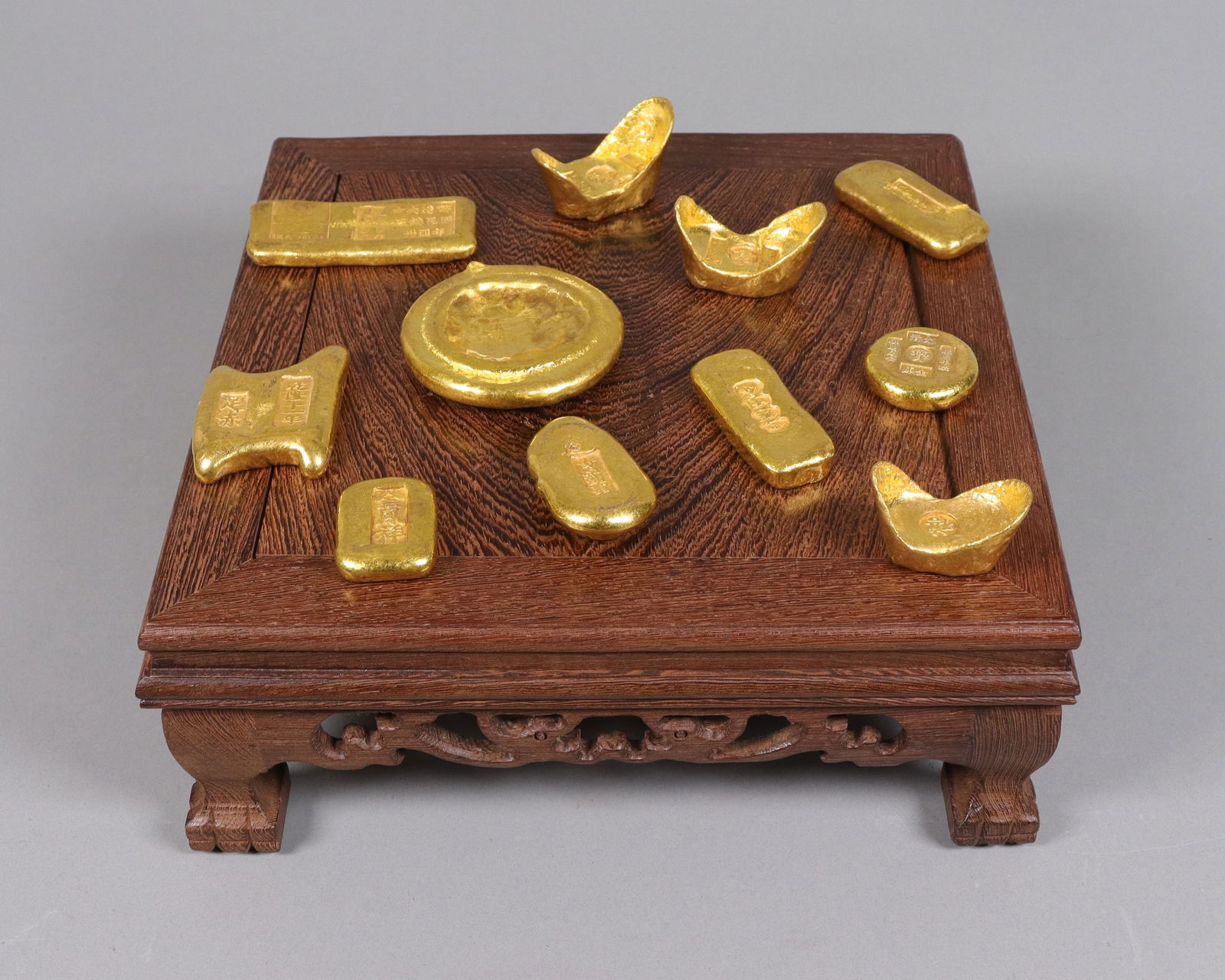Lots Chinese ingots ungraded: Lots Chinese ingots ungraded. We do not guarantee any grading, material, age, carvings, engravings, age. All sales are final, no return. Please contact us if you have any question before auction.