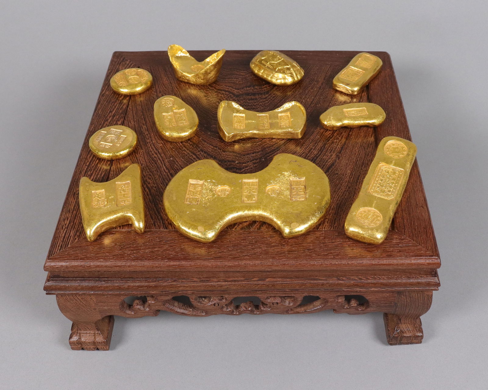 Lots Chinese ingots ungraded: Lots Chinese ingots ungraded. We do not guarantee any grading, material, age, carvings, engravings, age. All sales are final, no return. Please contact us if you have any question before auction.