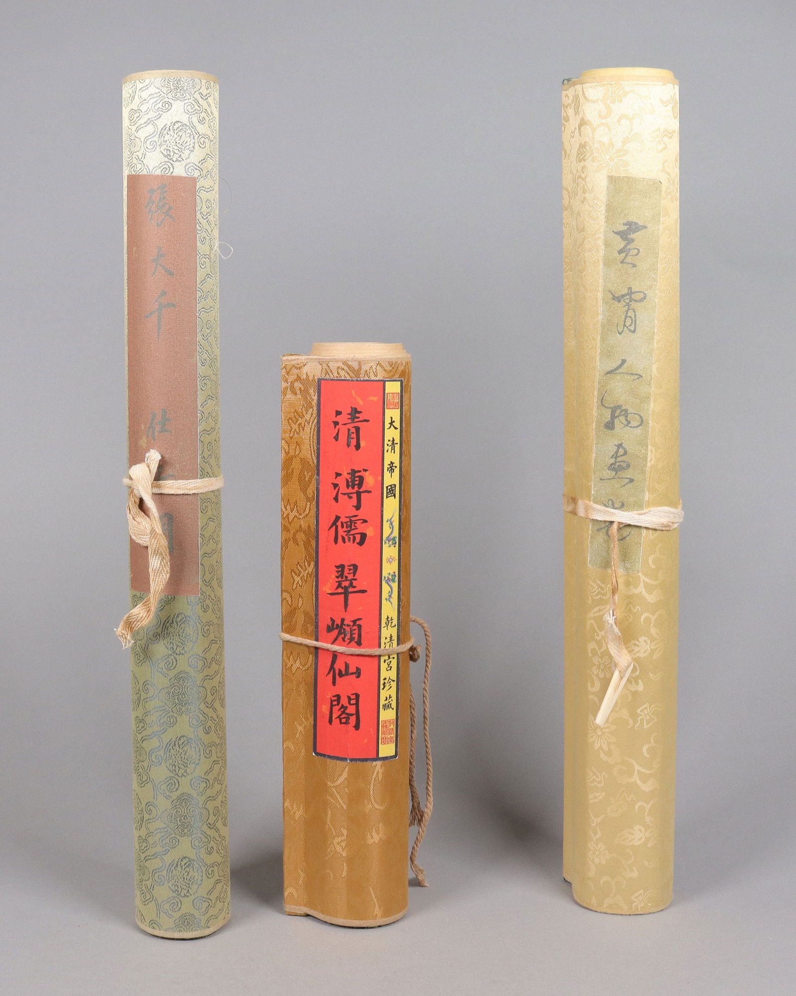 Lots Chinese fine scrolls: Lots Chinese art scrolls.