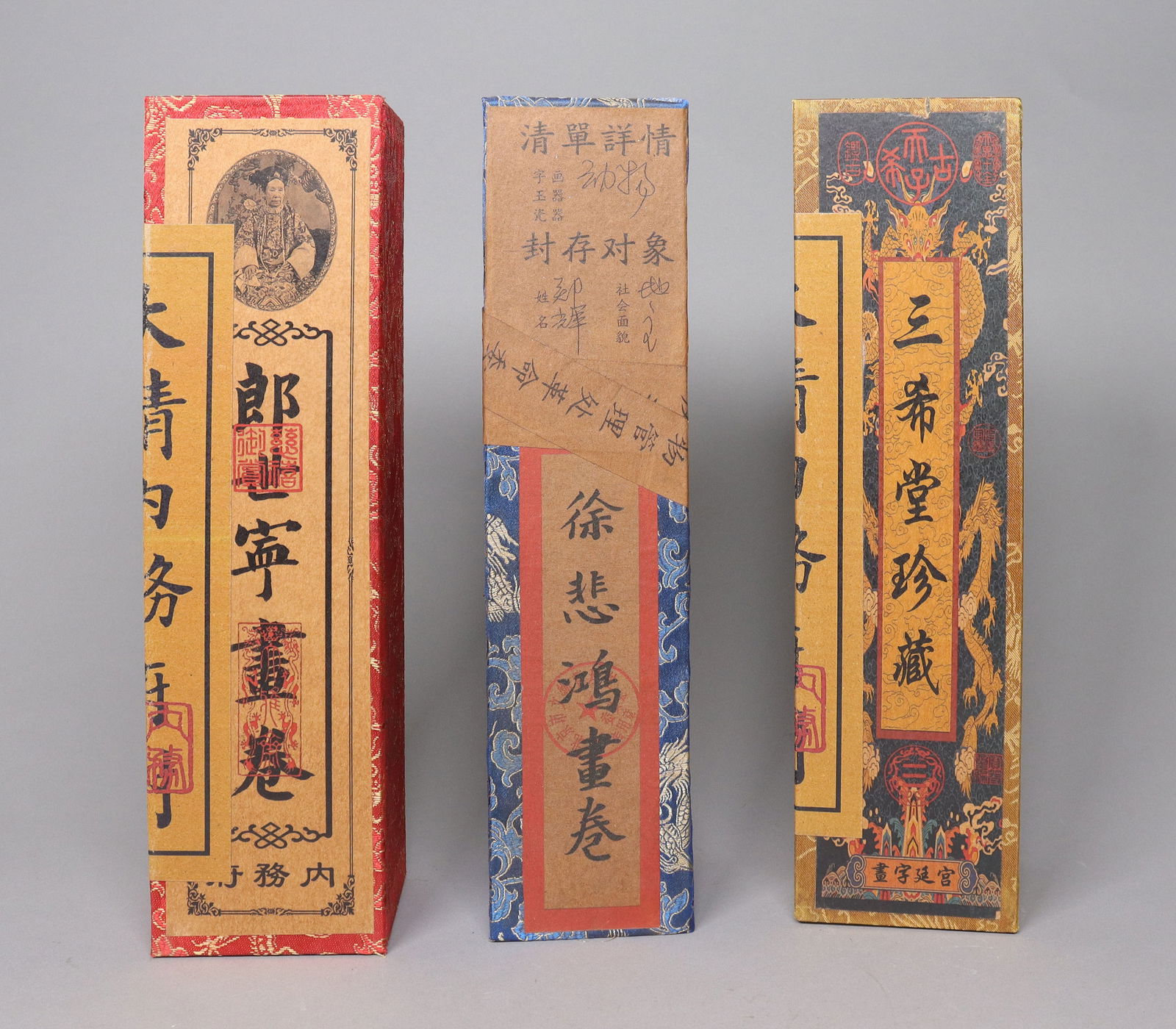 Lots Chinese scrolls in box: Lots Chinese scrolls in box.